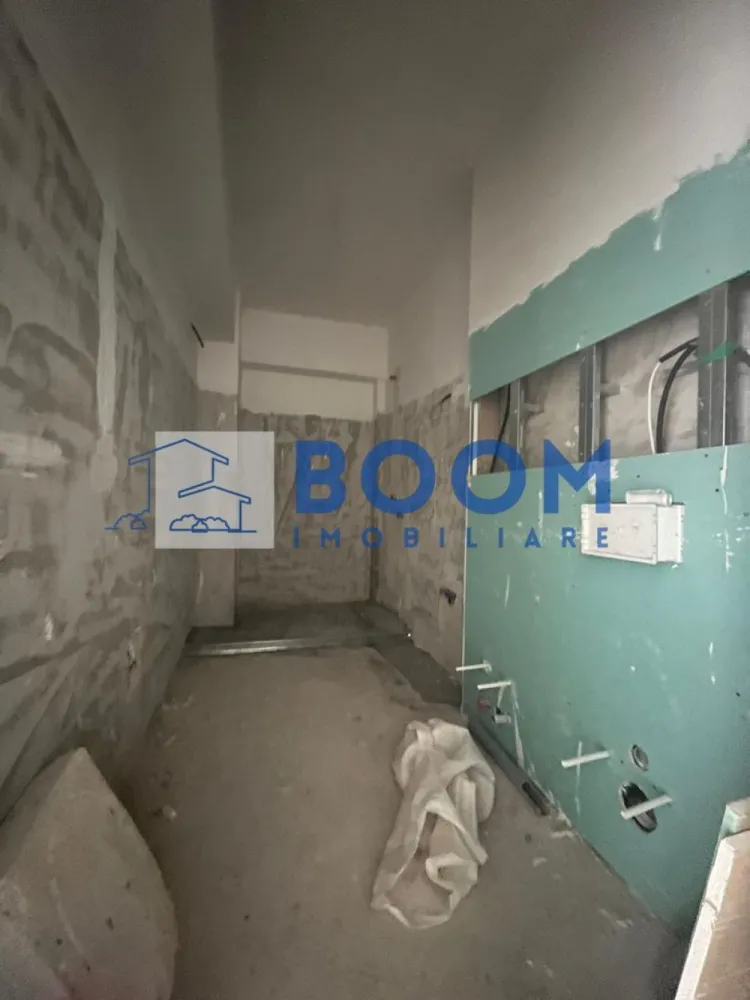 Studio | Dem Radulescu- Ostroveni | Bloc intabulat - BOOM Imobiliare vă propune spre vânzare un studio modern, situat în zona foarte căutată Dem Rădulescu – Ostroveni, în Râmnicu Vâlcea. Proprietatea se află la etajul 2 al unui bloc intabulat, oferind confort și acces rapid la toate punctele de interes din zonă.

Suprafață construită: 50 m²
Compartimentare practică și bine gândită:

* Cameră spațioasă și luminoasă
* Bucătărie separată
* Grup sanitar
* Terasă ideală pentru relaxare

Studioul se vinde finisat, iar predarea se face imediat, cu posibilitatea ca viitorul proprietar să personalizeze spațiul după propriile preferințe.

Loc de parcare exterior inclus în preț, înscris în actul de proprietate – un avantaj important pentru zonă.

Achiziția se poate face prin orice modalitate de plată, ceea ce face această ofertă potrivită pentru locuire sau investiție.

Un studio cochet, într-o zonă în plină dezvoltare – o oportunitate excelentă oferită de BOOM Imobiliare.

Pentru detalii suplimentare sau programarea unei vizionări, vă stăm cu drag la dispoziție!

id: CP3195697
