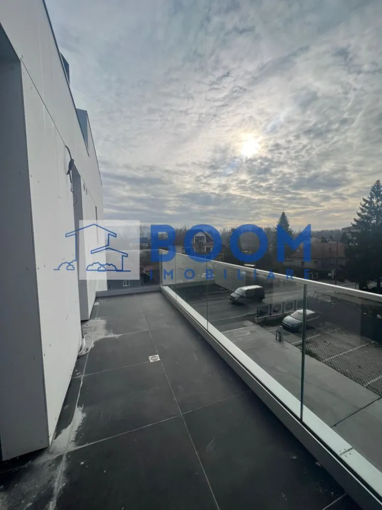 Studio | Dem Radulescu- Ostroveni | Bloc intabulat - BOOM Imobiliare vă propune spre vânzare un studio modern, situat în zona foarte căutată Dem Rădulescu – Ostroveni, în Râmnicu Vâlcea. Proprietatea se află la etajul 2 al unui bloc intabulat, oferind confort și acces rapid la toate punctele de interes din zonă.

Suprafață construită: 50 m²
Compartimentare practică și bine gândită:

* Cameră spațioasă și luminoasă
* Bucătărie separată
* Grup sanitar
* Terasă ideală pentru relaxare

Studioul se vinde finisat, iar predarea se face imediat, cu posibilitatea ca viitorul proprietar să personalizeze spațiul după propriile preferințe.

Loc de parcare exterior inclus în preț, înscris în actul de proprietate – un avantaj important pentru zonă.

Achiziția se poate face prin orice modalitate de plată, ceea ce face această ofertă potrivită pentru locuire sau investiție.

Un studio cochet, într-o zonă în plină dezvoltare – o oportunitate excelentă oferită de BOOM Imobiliare.

Pentru detalii suplimentare sau programarea unei vizionări, vă stăm cu drag la dispoziție!

id: CP3195697