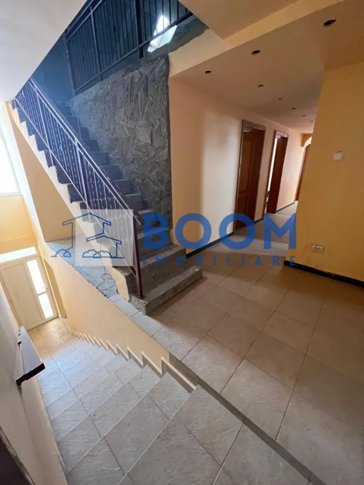 Vila | P+2 | Magazin | Pausesti-Maglasi | Cheia - BOOM Imobiliare vă propune spre vânzare o vilă P+2, situată în Păușești Măglași, la doar 200 m de intersecția cu Cheia, în imediata vecinătate a stațiunii Băile Olănești, zonă recunoscută pentru potențialul turistic ridicat.

Proprietatea are o suprafață construită de 360 mp și este amplasată pe un teren generos de 950 mp. Construită în 2015, vila beneficiază de o compartimentare practică și funcțională.

La parter, imobilul dispune de vitrină stradală, spațiu utilizat anterior ca magazin mixt, ideal pentru activitate comercială, recepție sau zonă comună în cazul amenajării ca pensiune.

Casa este compartimentată astfel:

* 7 camere
* bucătărie
* 3 grupuri sanitare

Datorită amplasării, suprafeței și configurației, proprietatea este potrivită atât pentru locuința, cât și pentru investiție, având potențial excelent pentru pensiune, unitate de cazare sau alte activități turistice, beneficiind de proximitatea stațiunii Băile Olănești.

Avantaje principale:

* regim de înălțime P+2
* vitrină stradală la parter - Fost MAGAZIN
* construcție modernă (2015)
* teren de 950 mp
* vecinătatea stațiunii Băile Olănești
* acces facil către Râmnicu Vâlcea

Imobilul beneficiaza de toate utilitatile: apa, gaze, curent, canalizare.

Pentru mai multe detalii și programarea unei vizionări, vă invităm să contactați BOOM Imobiliare.

id: CP3195735