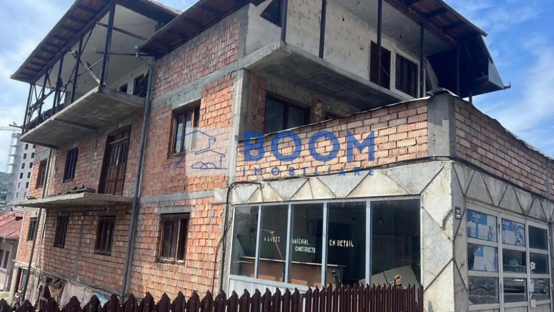 Vila D+P+2 | Pretabil Bloc Boutique - BOOM Imobiliare vă propune spre vânzare o construcție D+P+2, situată central, pe strada Știrbei Vodă, într-o zonă aflată în plină expansiune rezidențială, cu un potențial investițional ridicat.

Imobilul se pretează excelent atât pentru transformarea într-un bloc tip boutique, cât și pentru dezvoltarea de spații comerciale sau mixte. Un avantaj important îl reprezintă demisolul, unde pot fi amenajate locuri de parcare, aspect esențial pentru orice proiect modern.

Clădirea are o suprafață construită de 780 mp și o suprafață utilă de 590 mp, oferind flexibilitate maximă în compartimentare și exploatare. Proprietatea beneficiază de toate utilitățile, fiind pregătită pentru dezvoltare imediată.

Datorită poziționării centrale și a potențialului de reconversie, această proprietate reprezintă o oportunitate excelentă de investiție.

Pentru mai multe detalii și programarea unei vizionări, vă invităm să contactați BOOM Imobiliare.

id: CP3195740