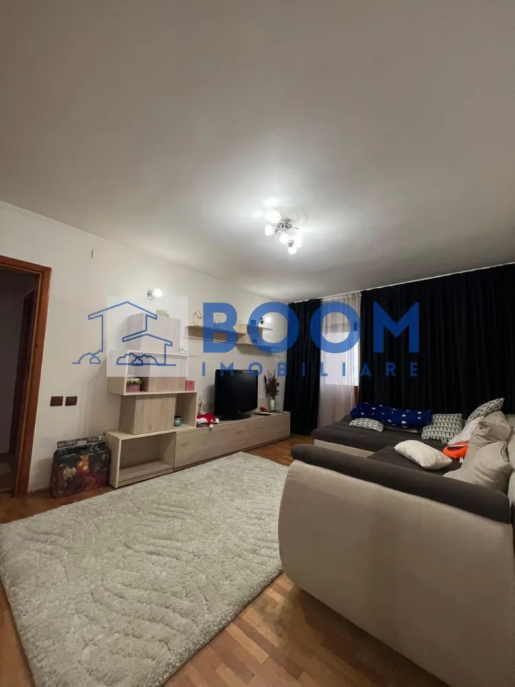 Apartament | 3 camere | Calea lui Traian | Etaj 3 - BOOM Imobiliare vă propune spre vânzare un apartament modern cu 3 camere, situat pe Calea lui Traian, în municipiul Râmnicu Vâlcea, într-un bloc cu 4 etaje prevăzut cu acoperiș.
Proprietatea se află la etajul 3 și dispune de o suprafață generoasă de 72 mp, fiind ideală atât pentru locuit, cât și ca investiție.

Apartamentul este inteligent compartimentat pentru a oferi confort și funcționalitate:

* Living luminos și primitor
* Bucătărie complet utilată
* 2 dormitoare, cu mobilier din lemn masiv
* 2 grupuri sanitare
* Hol spațios
* Balcon util și accesibil

Locuința se remarcă prin finisaje de calitate, precum parchetul din lemn masiv, ușile interioare din lemn masiv și un design modern, atent realizat. Confortul termic este asigurat de centrala termică proprie, iar în sezonul cald beneficiați de aer condiționat.

Apartamentul se vinde complet mobilat și utilat, gata pentru a fi locuit imediat, fără investiții suplimentare.

Această proprietate este ideală pentru familii, dar și pentru cei care își doresc confort, stil și o locație excelentă pe una dintre cele mai căutate artere ale orașului.

Pentru mai multe detalii sau pentru programarea unei vizionări, BOOM Imobiliare vă stă cu drag la dispoziție.

id: CP3195746