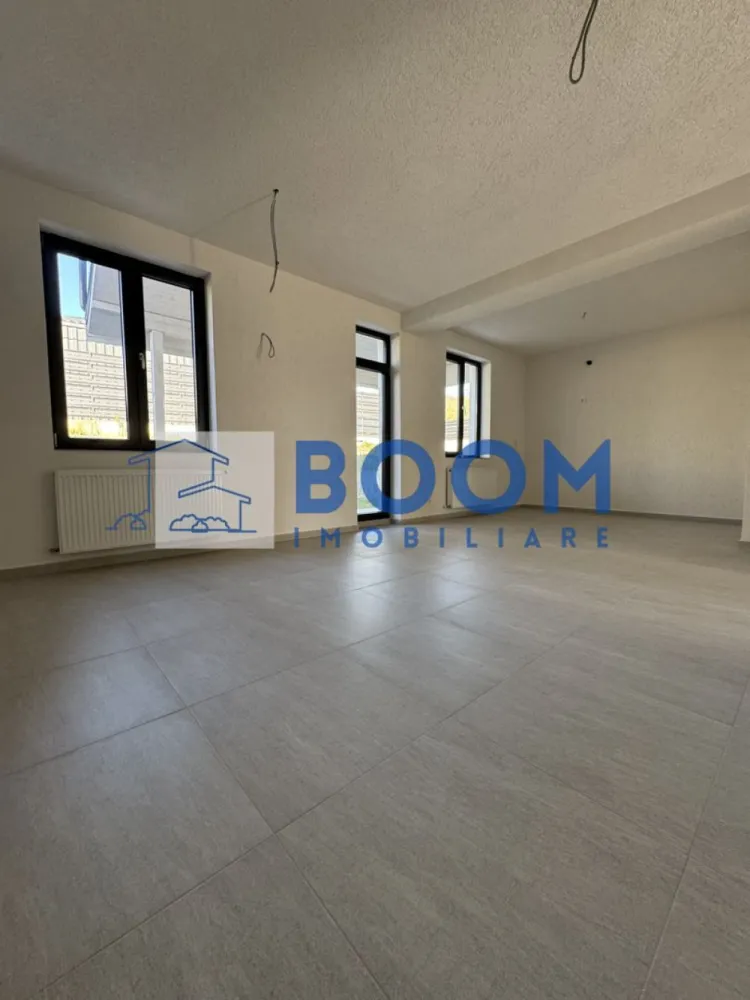 Casa 4 Camere | Teren 300MP | Zona - Vladesti Priporu - BOOM Imobiliare va propune spre vanzare o casa P+M in Vladesti - Priporu

An finalizare 2025,stare noua nelocuita,finisata si functionala 100%

suprafata teren 300mp

supr.construita -165mp

terasa acoperita -20mp

1.Compartimentare interioara: 

-parter: camera zi+bucatarie deschisa , birou, dormitor baie cu wc lavoar cada camera tehnica debara spatiu depozitare

-etaj - suita matrimoniala cu dressing room si baie(lavoar wc cada) 

2.Sistem constructiv:

-structura mixta Beton Armat si zidarie DUROTHERM 30S-parter,mansarda sarpanta din lemn+OSB3 tratate si ignifugate

-invelitoare tabla otel RODACH GERMAN SIMETRIC profilata vopsita negru mat
-termosistem cu polistiren 10cm EPS80 + tencuiala decorativa Webber si tamplarie PVC Salamander ROTO Click culoare gri cu geam termopan 4SEASONS

-instalatii sanitare termice teava PPR, elemente cupru, PHDE, toate zonele cu pardoseala incalzita iar in dormitoare radiatoare panouri otel

-instalatii electrice cupru si aparate montate(prize,intrerupatoare Panasonic + corpuri iluminat LED in bai si casa scarii)

-finiaje interioare tencuieli cu gled ipsos, compartimentari rigips cu zugraveli lavabile,
 placari faianta bai si bucatarie, scara interioara placata gresie, pardoseli parchet laminat 8mm in dormitoare,gresie bai si bucatarie living room,
 bai complet utilate(cada,vas WC,lavoar) 
usi de interior CLASSEN GERMAN OAK

-curtea exterioara- cu gradina amenajata(fara plante), 1loc parcare alei acces pavaj, trotuare perimetrale betonate, gard lateral beton sipca metal 
porti acces front stradal metal usi garaj automate cu 2telecomenzi
 
3.Utilitati:
-bransamente utilitati- curent electric 220VHidroelectrica
- apa si canalizare APAVIL, 
-gaz Engie (centrala IMMERGAS VICTRIX Terra 28kw montata inclusa cu ISCIR efectuat) -

CP3195750