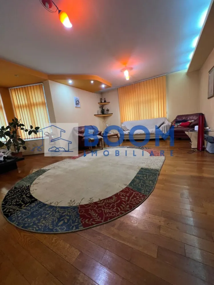 Vila | Cartier Traian - BOOM Imobiliare vă propune spre vânzare o vilă elegantă D+P+1, situată în unul dintre cele mai apreciate cartiere ale orașului Râmnicu Vâlcea – Cartier Traian, o zonă liniștită, cu acces facil către toate punctele de interes.

Proprietatea dispune de o suprafață utilă de 240 mp, excelent compartimentată, amplasată pe un teren de 555 mp, împrejmuit cu gard zidit și fier forjat, oferind siguranță și intimitate.

Caracteristici principale ale proprietății:

Structură D+P+1

* Demisol ideal pentru depozitare, spații tehnice sau amenajarea unei crame
* 3 dormitoare, dintre care unul cu baie matrimonială și dressing
* Living spațios cu loc de servit masa
* 3 băi
* Bucătărie închisă
* Cameră tehnică
* Terasa perfectă pentru relaxare
* Garaj
* Zonă de barbeque în curte

Dotări și beneficii:

* Vila se vinde complet mobilată și utilată, conform fotografiilor de prezentare
* Finisaje moderne și de calitate superioară
* Spații generoase și luminoase, ideale pentru o familie

Curtea de 555 mp oferă multiple posibilități de amenajare, fie că îți dorești un colț verde, un loc de joacă sau un spațiu de relaxare în aer liber.

O proprietate premium, într-o zonă selectă, gata să devină acasă pentru cei care caută confort, intimitate și eleganță.

Pentru detalii suplimentare sau programarea unei vizionări, BOOM Imobiliare vă stă cu drag la dispoziție!

CP : CP3195747