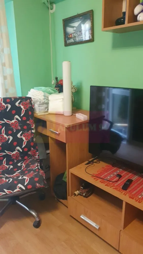 Apartament 3 camere Vergului-Morarilor la metrou - Agentia Imobiliara Apulum 94, va propune spre vanzare 
Apartament cu 3 camere, decomandata, cu o suprafata totala de 74,20 mp, situat la etajul 5, intr-un bloc cu 10 eataje pe soseaua Vergului.
Blocul a fost reabilitat si anvelopat in anul 2023.
In apartament se afla trasa teava de gaz ( 2 focuri) pt o eventuala centrala termica, iar ultima renovare a locuintei a fost facuta in anul 2016. 
Apartamentul are o compartimentare foarte buna cu doua holuri generoase, 2 balcoane mari, 2 debarale si ce este foarte important baia si bucataria au geam.
Orintarea este spre S-E, cu lumina naturala dar si spre zona verde.
Blocul nu este stadal fiind situat in randul 2 de blocuri, ceea ce i confera mai multa liniste
Statia de metrou Costin Georgian este la 5 minute de mers pe jos, iar statia STB la 3 minute.
In zona se gasesc mai multe magazine si centre comerciale.
De asemenea in apropriere se afla Parcul Morarilor, la 50 m, precum si unitati de Invatamant, scoala general 66 si gradinite.
Acesta se vinde nemobilat
.Se accepta si credit imobiliare actele fiind finalizate pentru vanzare

Pretul 122.500 euro, usor negociabil.