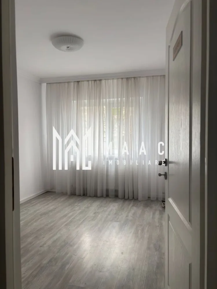 Apartament 3 camere Traian | Parter | Centrala Termica - MAAC Imobiliare vă propune spre vânzare un apartament renovat cu 3 camere, situat la parterul unui bloc P+4, într-un imobil liniștit, cu doar 2 apartamente pe etaj. Apartamentul are o suprafață utilă de 64 mp și este total decomandat, compartimentarea fiind practică și bine organizată: living spațios, 2 dormitoare, bucătărie separată, hol generos și baie. În prezent există și posibilitatea amenajării unei a doua băi de serviciu, spațiul fiind folosit momentan ca dressing. Imobilul a fost renovat integral și până de curând a funcționat ca salon estetic, fiind o opțiune excelentă atât pentru locuință, cât și pentru activitate comercială (salon, birou, cabinet etc.), datorită poziționării la parter. Îmbunătățiri și dotări: renovat integral centrală termică proprie sistem de alarmă se predă gol și proaspăt zugrăvit în alb Datorită compartimentării decomandate și a poziționării la parter, apartamentul este ideal atât pentru locuit, cât și pentru investiție sau activități comerciale. Pentru mai multe detalii sau pentru a programa o vizionare, contactați echipa MAAC Imobiliare. CP2896492