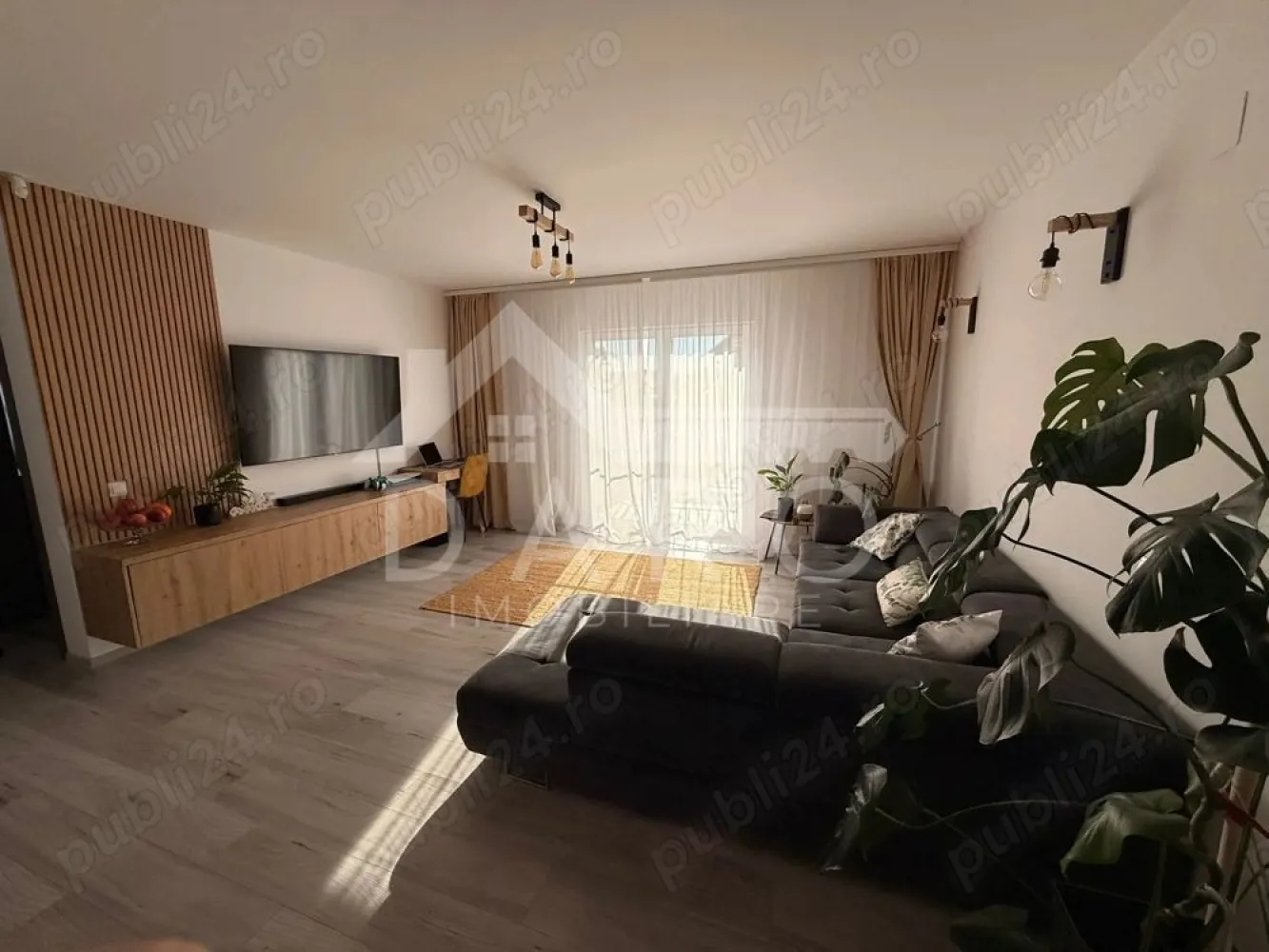 🏡 Casă modernă de vânzare | 3 camere | Sâncraiu de Mureș - 🏡 Casă modernă de vânzare | 3 camere | curte amenajată | garaj | Sâncraiu de Mureș
Vă prezentăm o proprietate deosebită, construită în 2018, situată într-o zonă liniștită din Sâncraiu de Mureș, foarte aproape de primărie, școală, magazine și stația de transport în comun.
Casa este ideală pentru cei care își doresc confort, spațiu și intimitate, fiind complet mobilată și utilată, pregătită pentru mutare imediată.
💰 Preț: 222.000 €
📐 Suprafețe:
✔ suprafață utilă: 80 mp
✔ suprafață construită: 110 mp
✔ teren: 370 mp
🏡 Compartimentare inteligentă:
✔ living generos open-space cu bucătăria
✔ 2 dormitoare luminoase
✔ baie spațioasă cu finisaje moderne
✔ hol
✔ terasă
✔ foișor complet amenajat
✔ garaj automatizat
✨ Interiorul impresionează prin:
✔ living spațios cu zonă de relaxare și lumină naturală abundentă
✔ bucătărie modernă, mobilată și utilată complet
✔ mobilier elegant și finisaje moderne
✔ pardoseli de calitate și design contemporan
✔ baie amenajată cu bun gust și materiale moderne
✔ camere luminoase, decorate armonios
🔥 Dotări și construcție:
✔ construcție din cărămidă
✔ izolație exterioară 10 cm
✔ centrală termică proprie și calorifere
✔ ferestre termopan PVC
✔ acoperiș din tablă
✔ pod parțial podit pentru depozitare
🌳 Curte amenajată complet:
✔ pavaj în jurul casei
✔ gazon și plante ornamentale
✔ pomi fructiferi și arbori decorativi
✔ curte întreținută și foarte plăcută
🍖 Foișor spectaculos pentru relaxare:
✔ zonă de dining
✔ grătar construit din cărămidă și șamotă
✔ chiuvetă și blat de lucru
✔ plită pe inducție
✔ mini frigider
✔ TV
✔ spațiu perfect pentru petrecerea timpului cu familia sau prietenii
🚗 Garaj privat cu ușă automatizată + acces pietonal separat.
🔒 Casa dispune de sistem de alarmă și supraveghere video, conectat la Gombos Security.
🎁 Bonus: materialele pentru înlocuirea gardului (tablă Carreta) în valoare de 2000 €.
📍 Avantaje locație:
✔ zonă liniștită de case
✔ acces rapid către Târgu Mureș
✔ aproape de magazine, școală și transport public
🤝 Proprietate promovată prin DARO Imobiliare
💳 Dacă doriți să cumpărați această proprietate prin credit, prin Kiwi Finance beneficiați de:
✔ analiză GRATUITĂ a eligibilității
✔ acces la oferte de finanțare de la peste 12 bănci
✔ negocierea dobânzii în favoarea dumneavoastră
✔ suport complet până la semnarea contractului de credit
📞 Detalii și programări pentru vizionare:
Coman Maria – DARO Imobiliare & Kiwi Finance
📱 0749 535 729