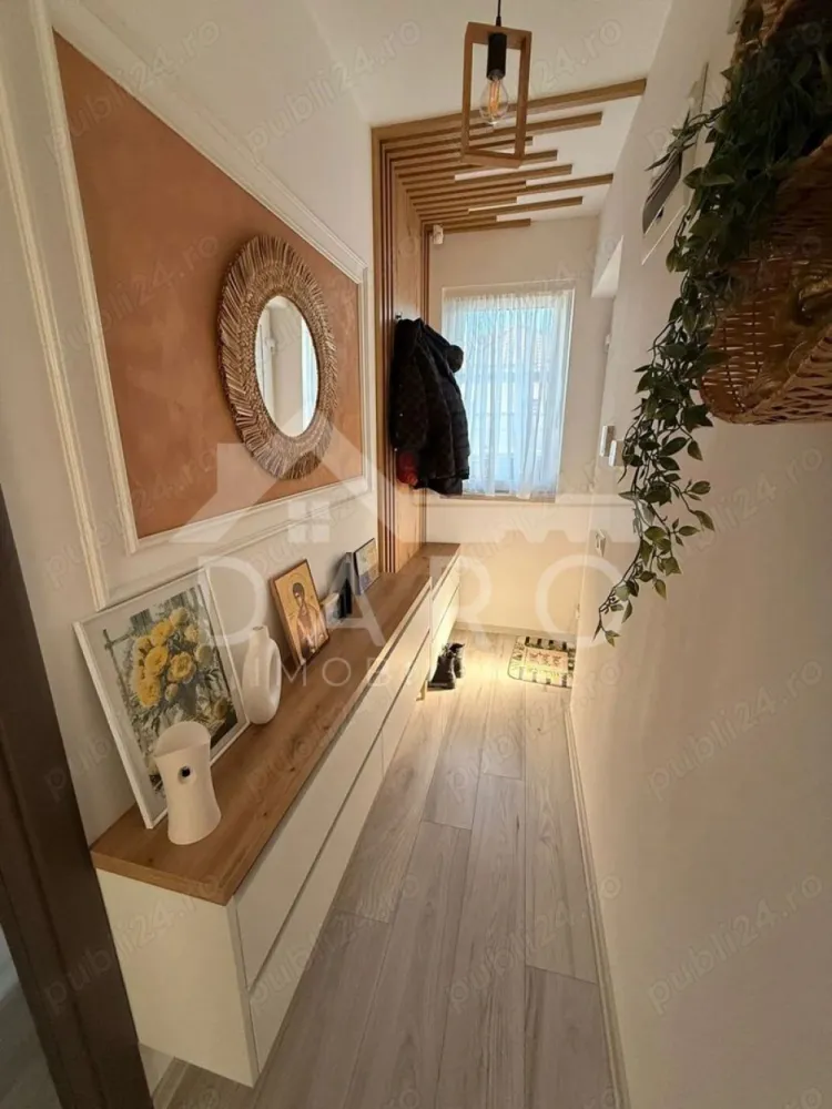 🏡 Casă modernă de vânzare | 3 camere | Sâncraiu de Mureș - 🏡 Casă modernă de vânzare | 3 camere | curte amenajată | garaj | Sâncraiu de Mureș
Vă prezentăm o proprietate deosebită, construită în 2018, situată într-o zonă liniștită din Sâncraiu de Mureș, foarte aproape de primărie, școală, magazine și stația de transport în comun.
Casa este ideală pentru cei care își doresc confort, spațiu și intimitate, fiind complet mobilată și utilată, pregătită pentru mutare imediată.
💰 Preț: 222.000 €
📐 Suprafețe:
✔ suprafață utilă: 80 mp
✔ suprafață construită: 110 mp
✔ teren: 370 mp
🏡 Compartimentare inteligentă:
✔ living generos open-space cu bucătăria
✔ 2 dormitoare luminoase
✔ baie spațioasă cu finisaje moderne
✔ hol
✔ terasă
✔ foișor complet amenajat
✔ garaj automatizat
✨ Interiorul impresionează prin:
✔ living spațios cu zonă de relaxare și lumină naturală abundentă
✔ bucătărie modernă, mobilată și utilată complet
✔ mobilier elegant și finisaje moderne
✔ pardoseli de calitate și design contemporan
✔ baie amenajată cu bun gust și materiale moderne
✔ camere luminoase, decorate armonios
🔥 Dotări și construcție:
✔ construcție din cărămidă
✔ izolație exterioară 10 cm
✔ centrală termică proprie și calorifere
✔ ferestre termopan PVC
✔ acoperiș din tablă
✔ pod parțial podit pentru depozitare
🌳 Curte amenajată complet:
✔ pavaj în jurul casei
✔ gazon și plante ornamentale
✔ pomi fructiferi și arbori decorativi
✔ curte întreținută și foarte plăcută
🍖 Foișor spectaculos pentru relaxare:
✔ zonă de dining
✔ grătar construit din cărămidă și șamotă
✔ chiuvetă și blat de lucru
✔ plită pe inducție
✔ mini frigider
✔ TV
✔ spațiu perfect pentru petrecerea timpului cu familia sau prietenii
🚗 Garaj privat cu ușă automatizată + acces pietonal separat.
🔒 Casa dispune de sistem de alarmă și supraveghere video, conectat la Gombos Security.
🎁 Bonus: materialele pentru înlocuirea gardului (tablă Carreta) în valoare de 2000 €.
📍 Avantaje locație:
✔ zonă liniștită de case
✔ acces rapid către Târgu Mureș
✔ aproape de magazine, școală și transport public
🤝 Proprietate promovată prin DARO Imobiliare
💳 Dacă doriți să cumpărați această proprietate prin credit, prin Kiwi Finance beneficiați de:
✔ analiză GRATUITĂ a eligibilității
✔ acces la oferte de finanțare de la peste 12 bănci
✔ negocierea dobânzii în favoarea dumneavoastră
✔ suport complet până la semnarea contractului de credit
📞 Detalii și programări pentru vizionare:
Coman Maria – DARO Imobiliare & Kiwi Finance
📱 0749 535 729
