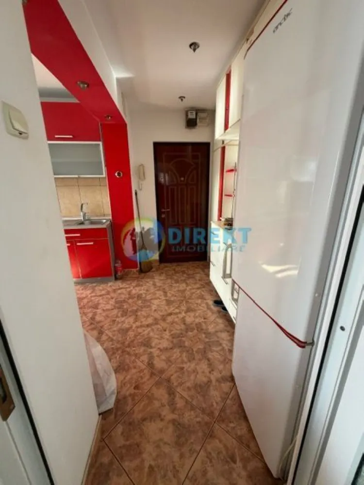 Apartament spatios , zona Lama , langa Generala 4 - Agentia Direkt Imobiliare propune spre inchiriere apartament spatios situat la etajul 4 , in zona Lama , pe strada Colibitei .

Imobilul are o suprafata construita de 65 mp , si este compus din bucatarie separata , 2 dormitoare , baie , hol, loc de depozitare in pod , uscator .
Se inchiraza mobilat in totalitate .