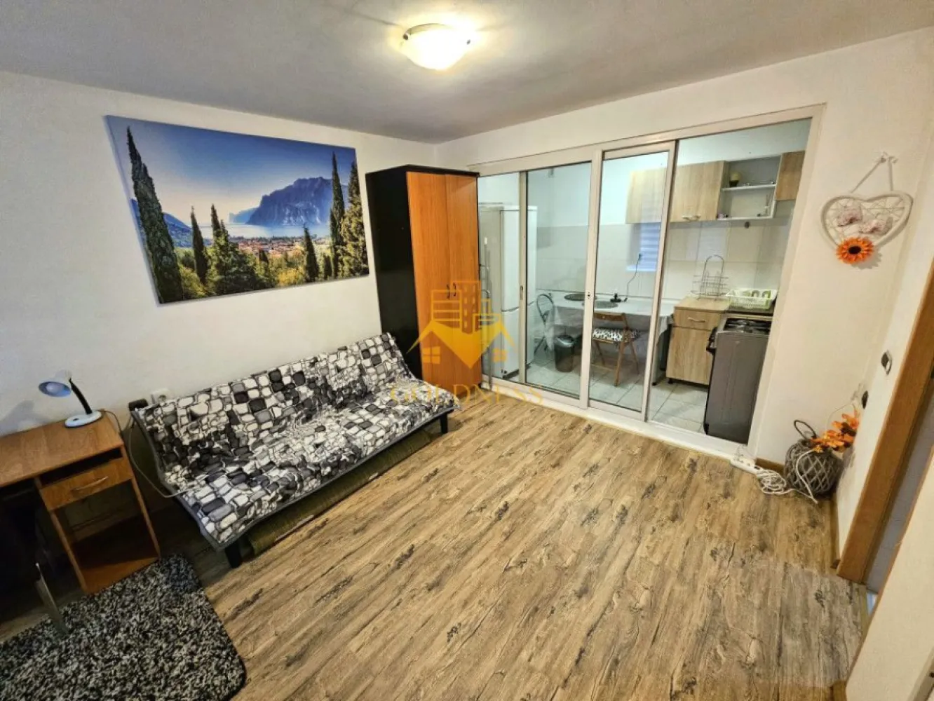 2 Camere, Central, Zona Sora, Parcare, Piata Unirii, UMF - GOLDNESS Imobiliare vă propune spre închiriere un apartament cu 2 camere complet mobilat și utilat, la Parter, în zona centrala . 
Apartamentul este compartimentat astfel:
 - dormitor cu pat matrimonial, dressing
 - living open-space, canapea extensibla, masa de birou
 - bucatarie mobilata, complet utilata, loc de servit masa
 - baie cu cabina de dus, calorifer port prosop inox și dulap pentru depozitare.
 - terasă

Imobilul este dotat cu toate cele necesare - centrală proprie, mașină de spălat haine, frigider, aragaz, etc. 
Se află în apropierea stațiilor de transport în comun, magazine, restaurante, spații verzi, farmacii, etc. 
Dispune de loc de parcare !!

Dacă sunteți interesați de acest apartament și doriți să îl vizionați, dar și pentru alte oferte sau detalii nu ezitați să ne contactați telefonic sau prin e-mail - goldnessimobiliare@gmail.com. Vă stăm la dispoziție!
Pentru intermediere se percepe un comision de 50% din pretul chiriei!