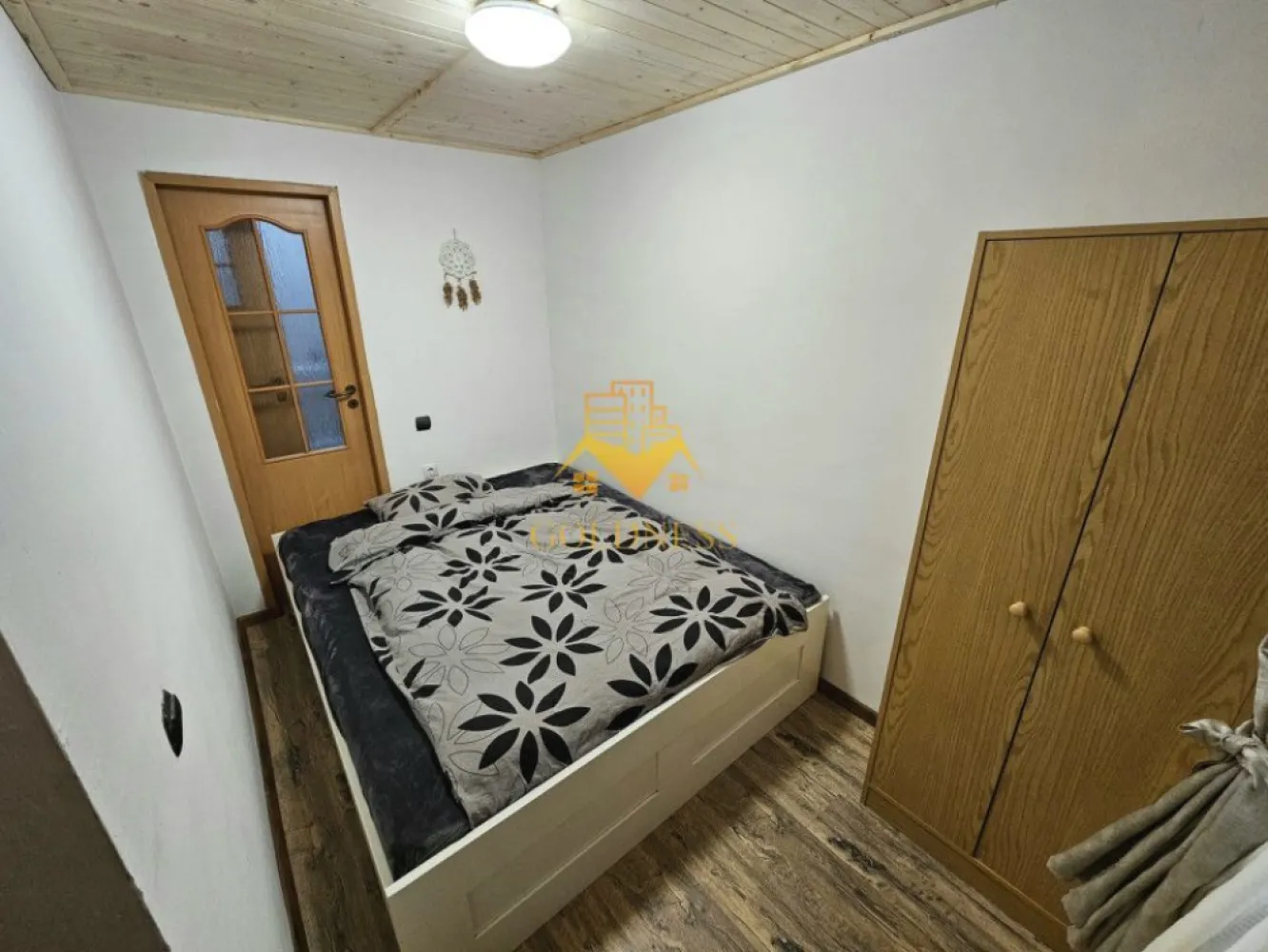 2 Camere, Central, Zona Sora, Parcare, Piata Unirii, UMF - GOLDNESS Imobiliare vă propune spre închiriere un apartament cu 2 camere complet mobilat și utilat, la Parter, în zona centrala . 
Apartamentul este compartimentat astfel:
 - dormitor cu pat matrimonial, dressing
 - living open-space, canapea extensibla, masa de birou
 - bucatarie mobilata, complet utilata, loc de servit masa
 - baie cu cabina de dus, calorifer port prosop inox și dulap pentru depozitare.
 - terasă

Imobilul este dotat cu toate cele necesare - centrală proprie, mașină de spălat haine, frigider, aragaz, etc. 
Se află în apropierea stațiilor de transport în comun, magazine, restaurante, spații verzi, farmacii, etc. 
Dispune de loc de parcare !!

Dacă sunteți interesați de acest apartament și doriți să îl vizionați, dar și pentru alte oferte sau detalii nu ezitați să ne contactați telefonic sau prin e-mail - goldnessimobiliare@gmail.com. Vă stăm la dispoziție!
Pentru intermediere se percepe un comision de 50% din pretul chiriei!