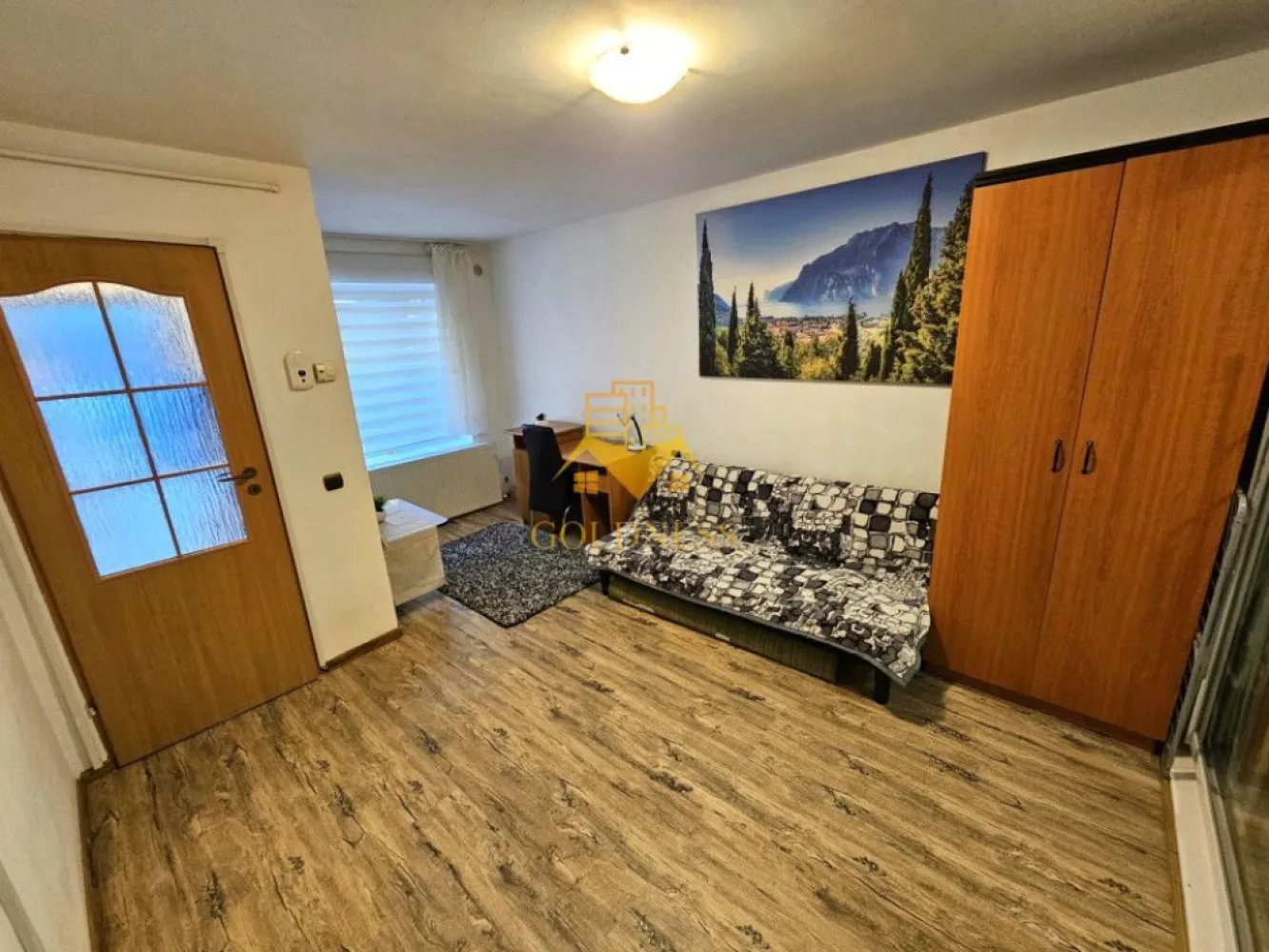2 Camere, Central, Zona Sora, Parcare, Piata Unirii, UMF - GOLDNESS Imobiliare vă propune spre închiriere un apartament cu 2 camere complet mobilat și utilat, la Parter, în zona centrala . 
Apartamentul este compartimentat astfel:
 - dormitor cu pat matrimonial, dressing
 - living open-space, canapea extensibla, masa de birou
 - bucatarie mobilata, complet utilata, loc de servit masa
 - baie cu cabina de dus, calorifer port prosop inox și dulap pentru depozitare.
 - terasă

Imobilul este dotat cu toate cele necesare - centrală proprie, mașină de spălat haine, frigider, aragaz, etc. 
Se află în apropierea stațiilor de transport în comun, magazine, restaurante, spații verzi, farmacii, etc. 
Dispune de loc de parcare !!

Dacă sunteți interesați de acest apartament și doriți să îl vizionați, dar și pentru alte oferte sau detalii nu ezitați să ne contactați telefonic sau prin e-mail - goldnessimobiliare@gmail.com. Vă stăm la dispoziție!
Pentru intermediere se percepe un comision de 50% din pretul chiriei!