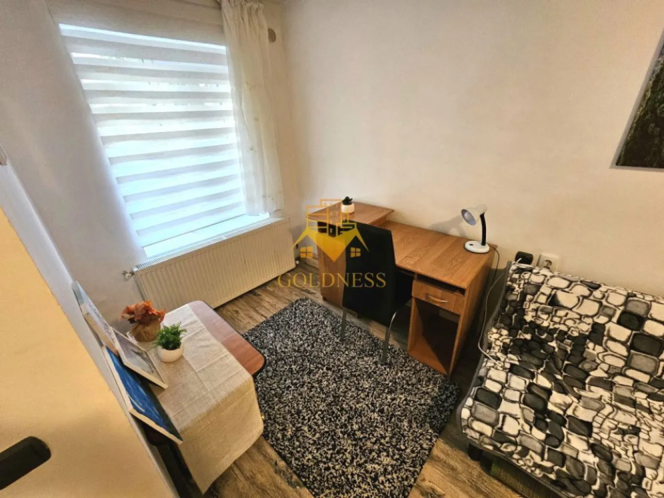 2 Camere, Central, Zona Sora, Parcare, Piata Unirii, UMF - GOLDNESS Imobiliare vă propune spre închiriere un apartament cu 2 camere complet mobilat și utilat, la Parter, în zona centrala . 
Apartamentul este compartimentat astfel:
 - dormitor cu pat matrimonial, dressing
 - living open-space, canapea extensibla, masa de birou
 - bucatarie mobilata, complet utilata, loc de servit masa
 - baie cu cabina de dus, calorifer port prosop inox și dulap pentru depozitare.
 - terasă

Imobilul este dotat cu toate cele necesare - centrală proprie, mașină de spălat haine, frigider, aragaz, etc. 
Se află în apropierea stațiilor de transport în comun, magazine, restaurante, spații verzi, farmacii, etc. 
Dispune de loc de parcare !!

Dacă sunteți interesați de acest apartament și doriți să îl vizionați, dar și pentru alte oferte sau detalii nu ezitați să ne contactați telefonic sau prin e-mail - goldnessimobiliare@gmail.com. Vă stăm la dispoziție!
Pentru intermediere se percepe un comision de 50% din pretul chiriei!