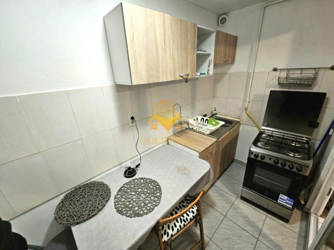 2 Camere, Central, Zona Sora, Parcare, Piata Unirii, UMF - GOLDNESS Imobiliare vă propune spre închiriere un apartament cu 2 camere complet mobilat și utilat, la Parter, în zona centrala . 
Apartamentul este compartimentat astfel:
 - dormitor cu pat matrimonial, dressing
 - living open-space, canapea extensibla, masa de birou
 - bucatarie mobilata, complet utilata, loc de servit masa
 - baie cu cabina de dus, calorifer port prosop inox și dulap pentru depozitare.
 - terasă

Imobilul este dotat cu toate cele necesare - centrală proprie, mașină de spălat haine, frigider, aragaz, etc. 
Se află în apropierea stațiilor de transport în comun, magazine, restaurante, spații verzi, farmacii, etc. 
Dispune de loc de parcare !!

Dacă sunteți interesați de acest apartament și doriți să îl vizionați, dar și pentru alte oferte sau detalii nu ezitați să ne contactați telefonic sau prin e-mail - goldnessimobiliare@gmail.com. Vă stăm la dispoziție!
Pentru intermediere se percepe un comision de 50% din pretul chiriei!