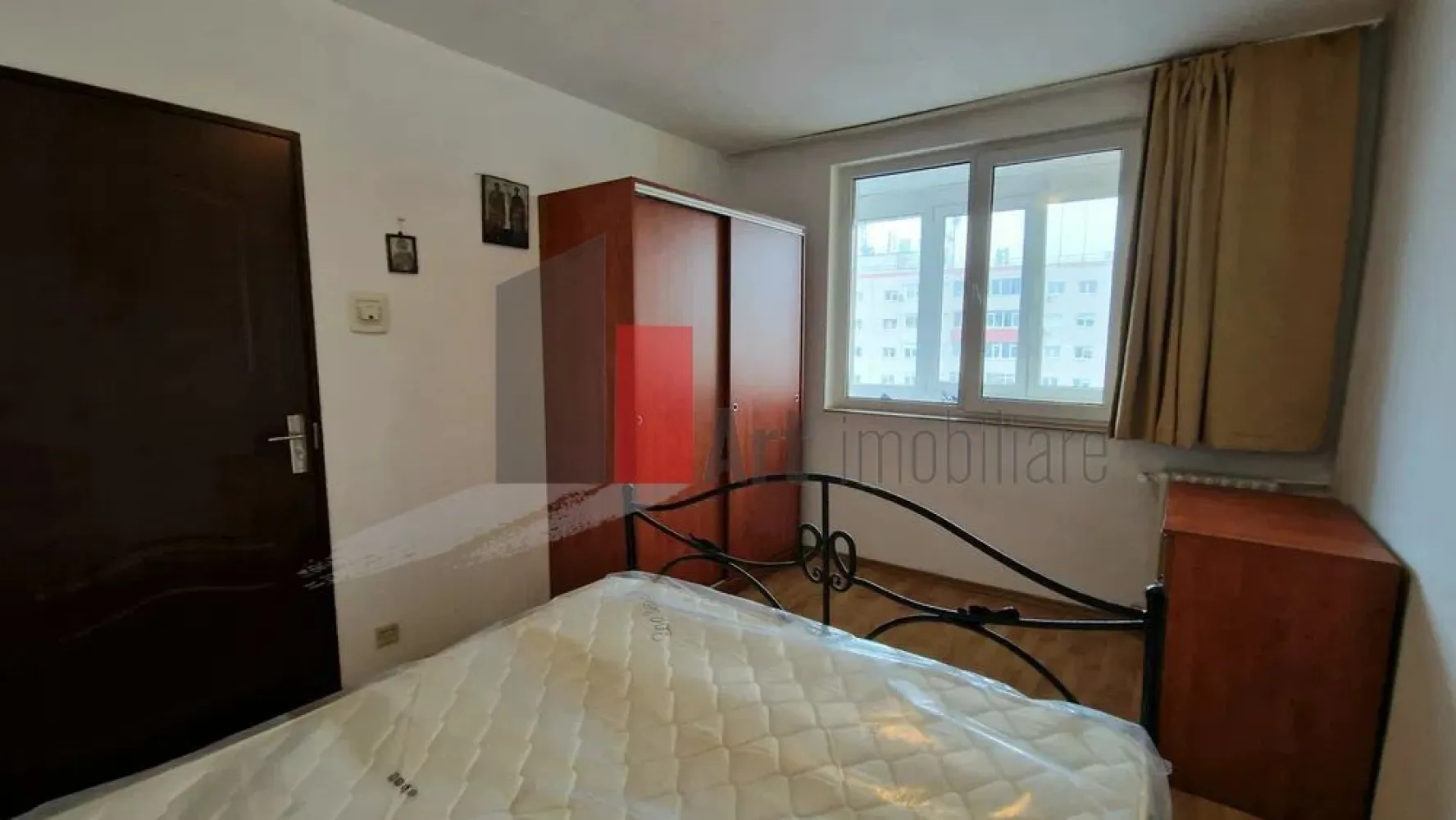 Vânzare apartament 2 camere Bd. Obregia - Fântâna Florilor - Vă propun spre vânzare un apartament spațios, luminos, semidecomandat de 2 camere. Situat la etajul 9/10, într-un bloc izolat, construit în 1972.
Apartamentul este semidecomandat, are o suprafață utilă de 46,5 mp, la care se adaugă balconul închis de 5,8mp, rezultând o suprafață utilă totală de 52,3 mp.
În bucătăria mare, aproape pătrată, de 7,2 mp a fost trasă țeavă separată de gaz, ceea ce permite instalarea, în viitor, a unei centrale. Baia are aerisire naturală, prin geam.
Au fost schimbate parchetul și ușile, iar pereții au fost curățați, retencuiți și zugrăviți.

Imobilul este amplasat la doar 5 minute de stația de metrou Piața Sudului și de centrul comercial Sun Plaza. În apropiere sunt Colegiul Onicescu și Școala 194. 

Proprietatea este potrivită atât pentru locuit, cât și pentru investiție. Toate actele sunt pregătite.
Se poate achiziționa prin credit.
La mică distanță sunt magazine, piață, mijloace de transport în comun.

Apartamentul reprezintă o oportunitate pentru cei care caută o investiție într-o zonă cu acces facil la metrou și puncte de interes importante.

Pentru mai multe detalii și programarea unei vizionări, vă stau la dispoziție.