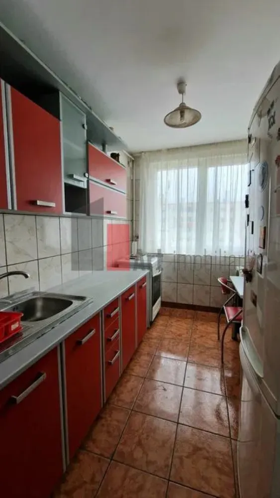 Vânzare apartament 2 camere Bd. Obregia - Fântâna Florilor - Vă propun spre vânzare un apartament spațios, luminos, semidecomandat de 2 camere. Situat la etajul 9/10, într-un bloc izolat, construit în 1972.
Apartamentul este semidecomandat, are o suprafață utilă de 46,5 mp, la care se adaugă balconul închis de 5,8mp, rezultând o suprafață utilă totală de 52,3 mp.
În bucătăria mare, aproape pătrată, de 7,2 mp a fost trasă țeavă separată de gaz, ceea ce permite instalarea, în viitor, a unei centrale. Baia are aerisire naturală, prin geam.
Au fost schimbate parchetul și ușile, iar pereții au fost curățați, retencuiți și zugrăviți.

Imobilul este amplasat la doar 5 minute de stația de metrou Piața Sudului și de centrul comercial Sun Plaza. În apropiere sunt Colegiul Onicescu și Școala 194. 

Proprietatea este potrivită atât pentru locuit, cât și pentru investiție. Toate actele sunt pregătite.
Se poate achiziționa prin credit.
La mică distanță sunt magazine, piață, mijloace de transport în comun.

Apartamentul reprezintă o oportunitate pentru cei care caută o investiție într-o zonă cu acces facil la metrou și puncte de interes importante.

Pentru mai multe detalii și programarea unei vizionări, vă stau la dispoziție.