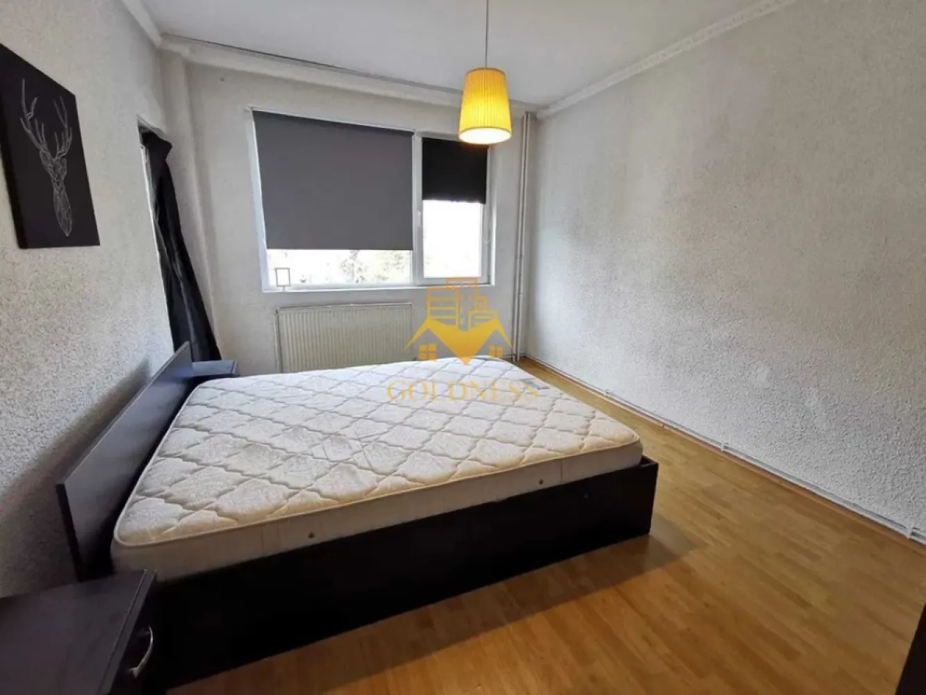 3 camere decomandate, 2 parcari, Zona Centrala, Chios Lake, BBU - GOLDNESS Imobiliare vă propune spre închiriere un apartament cu 3 camere complet mobilat și utilat, la etajul 3 într-un imobil de 4 etaje, în Zona Centrala .
Dispune de 2 locuri de parcare!
Se află în apropierea stațiilor de transport în comun, magazine, restaurante, spații verzi, farmacii, etc. 

Apartamentul este compartimentat astfel:
 - dormitor cu pat matrimonial, dressing, noptiere
 - dormitor cu canapea extensibia, comoda
 - living cu canapea extensibila
 - living cu bucatarie open space complet utilată și mobilată, canapea extensibilă, loc de servit masa 
 - baie cu cada, calorifer port prosop și dulap pentru depozitare.
 - balcon de 5 mp.

Imobilul este dotat cu toate cele necesare- centrală proprie, frigider, aragaz, hotă, mașină de spălat haine, etc. 

Dacă sunteți interesați de acest apartament și doriți să îl vizionați, dar și pentru alte oferte nu ezitați să ne contactați telefonic sau prin e-mail. Vă stăm la dispoziție!
Pentru intermediere se percepe un comision de 50% din prețul chiriei!