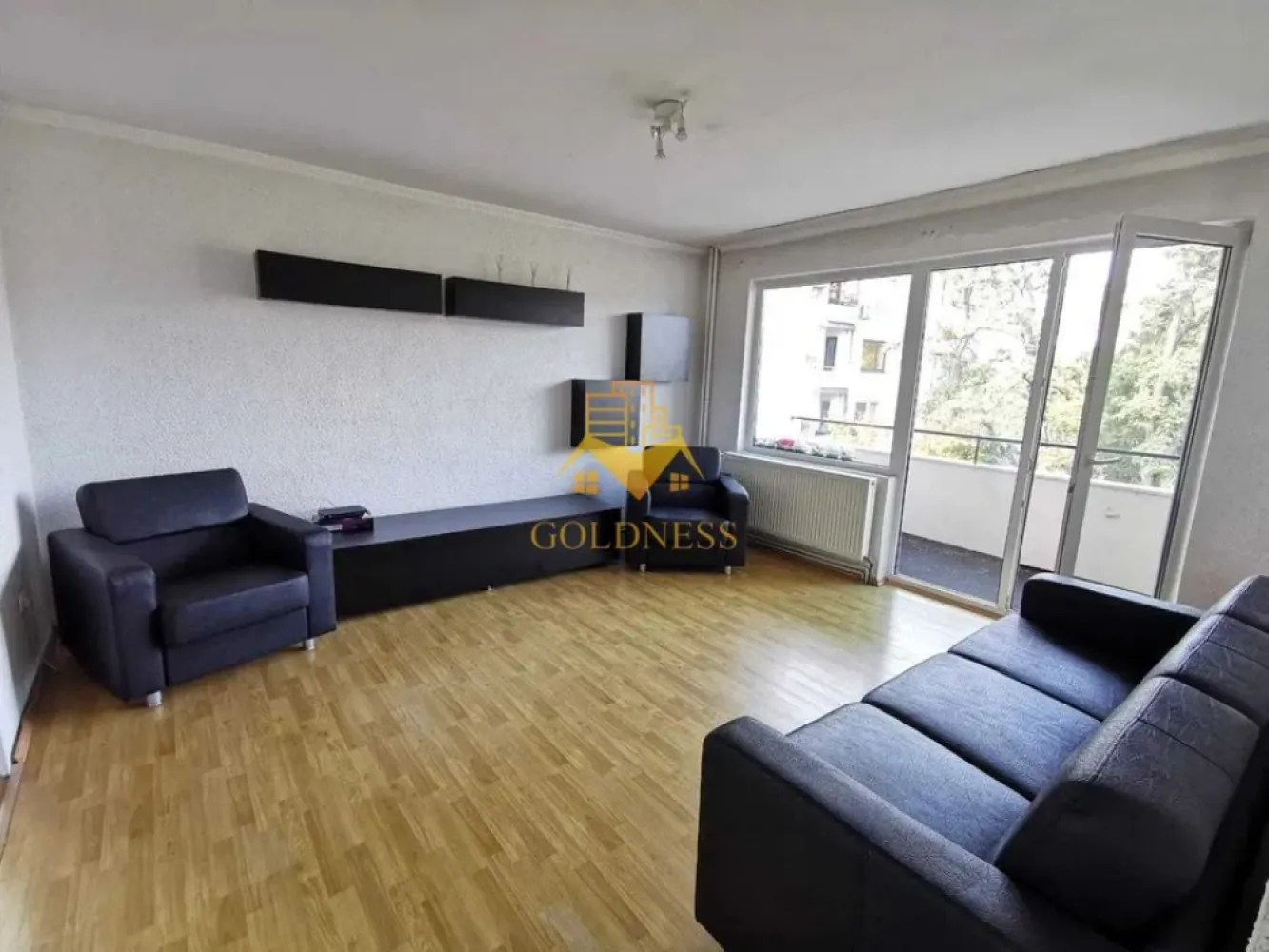 3 camere decomandate, 2 parcari, Zona Centrala, Chios Lake, BBU - GOLDNESS Imobiliare vă propune spre închiriere un apartament cu 3 camere complet mobilat și utilat, la etajul 3 într-un imobil de 4 etaje, în Zona Centrala .
Dispune de 2 locuri de parcare!
Se află în apropierea stațiilor de transport în comun, magazine, restaurante, spații verzi, farmacii, etc. 

Apartamentul este compartimentat astfel:
 - dormitor cu pat matrimonial, dressing, noptiere
 - dormitor cu canapea extensibia, comoda
 - living cu canapea extensibila
 - living cu bucatarie open space complet utilată și mobilată, canapea extensibilă, loc de servit masa 
 - baie cu cada, calorifer port prosop și dulap pentru depozitare.
 - balcon de 5 mp.

Imobilul este dotat cu toate cele necesare- centrală proprie, frigider, aragaz, hotă, mașină de spălat haine, etc. 

Dacă sunteți interesați de acest apartament și doriți să îl vizionați, dar și pentru alte oferte nu ezitați să ne contactați telefonic sau prin e-mail. Vă stăm la dispoziție!
Pentru intermediere se percepe un comision de 50% din prețul chiriei!