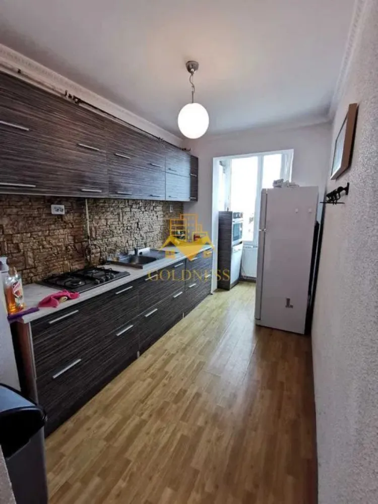 3 camere decomandate, 2 parcari, Zona Centrala, Chios Lake, BBU - GOLDNESS Imobiliare vă propune spre închiriere un apartament cu 3 camere complet mobilat și utilat, la etajul 3 într-un imobil de 4 etaje, în Zona Centrala .
Dispune de 2 locuri de parcare!
Se află în apropierea stațiilor de transport în comun, magazine, restaurante, spații verzi, farmacii, etc. 

Apartamentul este compartimentat astfel:
 - dormitor cu pat matrimonial, dressing, noptiere
 - dormitor cu canapea extensibia, comoda
 - living cu canapea extensibila
 - living cu bucatarie open space complet utilată și mobilată, canapea extensibilă, loc de servit masa 
 - baie cu cada, calorifer port prosop și dulap pentru depozitare.
 - balcon de 5 mp.

Imobilul este dotat cu toate cele necesare- centrală proprie, frigider, aragaz, hotă, mașină de spălat haine, etc. 

Dacă sunteți interesați de acest apartament și doriți să îl vizionați, dar și pentru alte oferte nu ezitați să ne contactați telefonic sau prin e-mail. Vă stăm la dispoziție!
Pentru intermediere se percepe un comision de 50% din prețul chiriei!