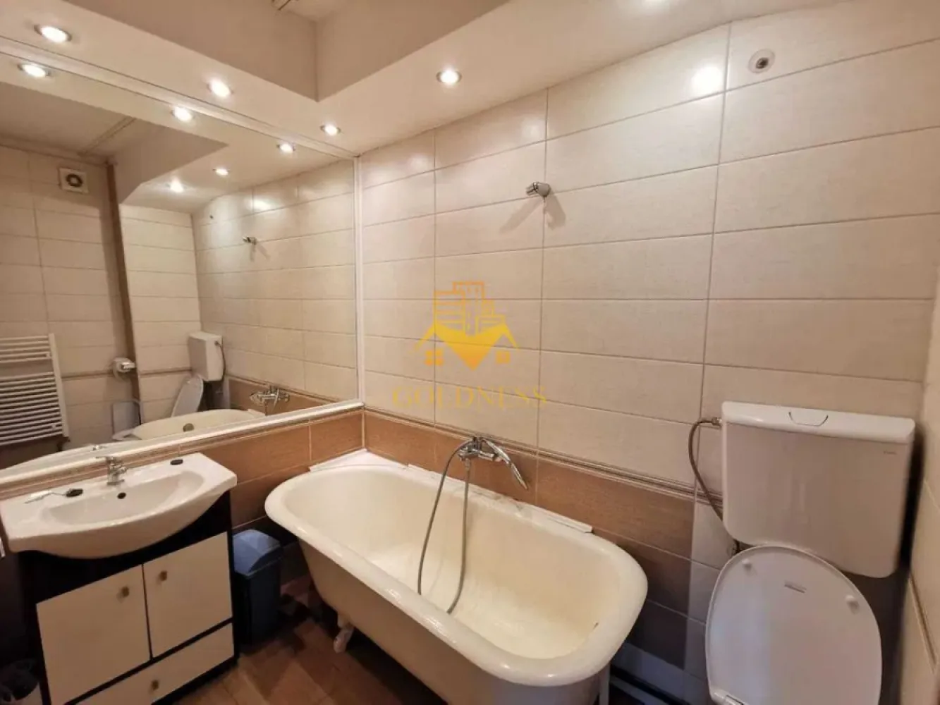 3 camere decomandate, 2 parcari, Zona Centrala, Chios Lake, BBU - GOLDNESS Imobiliare vă propune spre închiriere un apartament cu 3 camere complet mobilat și utilat, la etajul 3 într-un imobil de 4 etaje, în Zona Centrala .
Dispune de 2 locuri de parcare!
Se află în apropierea stațiilor de transport în comun, magazine, restaurante, spații verzi, farmacii, etc. 

Apartamentul este compartimentat astfel:
 - dormitor cu pat matrimonial, dressing, noptiere
 - dormitor cu canapea extensibia, comoda
 - living cu canapea extensibila
 - living cu bucatarie open space complet utilată și mobilată, canapea extensibilă, loc de servit masa 
 - baie cu cada, calorifer port prosop și dulap pentru depozitare.
 - balcon de 5 mp.

Imobilul este dotat cu toate cele necesare- centrală proprie, frigider, aragaz, hotă, mașină de spălat haine, etc. 

Dacă sunteți interesați de acest apartament și doriți să îl vizionați, dar și pentru alte oferte nu ezitați să ne contactați telefonic sau prin e-mail. Vă stăm la dispoziție!
Pentru intermediere se percepe un comision de 50% din prețul chiriei!