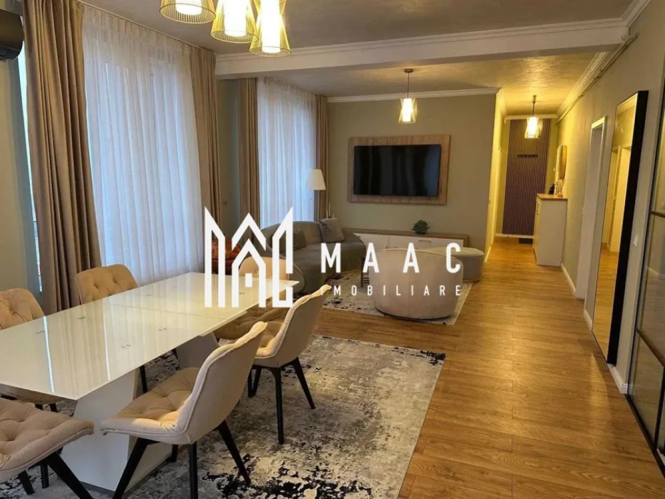 Penthouse I Decomandat 87 m²+Terasa 40 mp I Avantgarden 3 - MAAC Imobiliare vă propune spre închiriere un penthouse cu 3 camere decomandate, situat pe strada Regele Ferdinand, în zona Avangarden, o locație apreciată pentru accesul rapid către principalele căi de circulație din oraș și pentru proximitatea față de magazine, grădinițe și alte puncte de interes urban.

Locuința este amplasată într-un imobil dotat cu lift și oferă un spațiu generos, bine compartimentat, potrivit pentru persoanele care își doresc confort, lumină naturală și suprafețe ample. Apartamentul dispune de un living spațios integrat cu zonă de dining, bucătărie închisă delimitată prin pereți moderni din sticlă, dormitor matrimonial, două băi moderne, balcon pe o parte a locuinței și o terasă generoasă de 40 mp, ideală pentru relaxare sau activități în aer liber. Proprietatea include și o boxă pentru depozitare.

Compartimentare:
-Living generos cu zonă de dining
-Bucătărie închisă cu pereți de sticlă modernă
-Dormitor matrimonial
-2 băi moderne
-Balcon
-Terasă de 40 mp
-Boxă pentru depozitare

Dotări și facilități:
-Mașină de spălat
-Jacuzi
-Sistem de alarmă
-Dresing foarte modern
-Centrală proprie
-Supraveghere video
-Aragaz cu hotă
-Mobilier modern

Imobilul dispune de lift, iar proprietatea beneficiază de loc de parcare aferent.

Pentru mai multe detalii, vă rugăm să specificați telefonic că ați văzut anunțul cu numărul CP2973704.