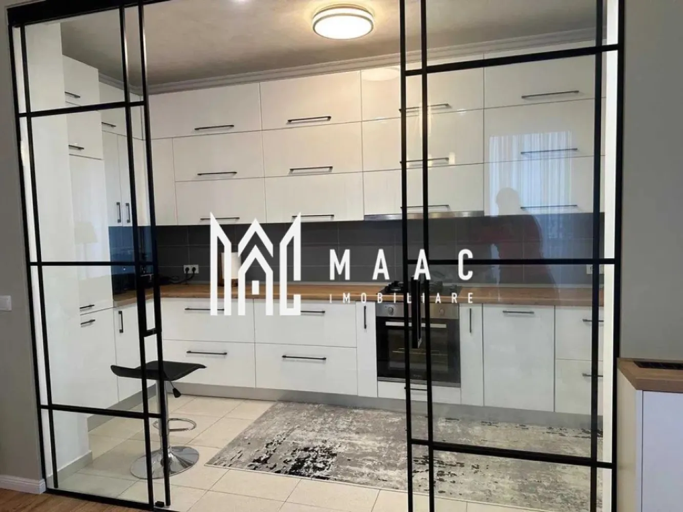 Penthouse I Decomandat 87 m²+Terasa 40 mp I Avantgarden 3 - MAAC Imobiliare vă propune spre închiriere un penthouse cu 3 camere decomandate, situat pe strada Regele Ferdinand, în zona Avangarden, o locație apreciată pentru accesul rapid către principalele căi de circulație din oraș și pentru proximitatea față de magazine, grădinițe și alte puncte de interes urban.

Locuința este amplasată într-un imobil dotat cu lift și oferă un spațiu generos, bine compartimentat, potrivit pentru persoanele care își doresc confort, lumină naturală și suprafețe ample. Apartamentul dispune de un living spațios integrat cu zonă de dining, bucătărie închisă delimitată prin pereți moderni din sticlă, dormitor matrimonial, două băi moderne, balcon pe o parte a locuinței și o terasă generoasă de 40 mp, ideală pentru relaxare sau activități în aer liber. Proprietatea include și o boxă pentru depozitare.

Compartimentare:
-Living generos cu zonă de dining
-Bucătărie închisă cu pereți de sticlă modernă
-Dormitor matrimonial
-2 băi moderne
-Balcon
-Terasă de 40 mp
-Boxă pentru depozitare

Dotări și facilități:
-Mașină de spălat
-Jacuzi
-Sistem de alarmă
-Dresing foarte modern
-Centrală proprie
-Supraveghere video
-Aragaz cu hotă
-Mobilier modern

Imobilul dispune de lift, iar proprietatea beneficiază de loc de parcare aferent.

Pentru mai multe detalii, vă rugăm să specificați telefonic că ați văzut anunțul cu numărul CP2973704.