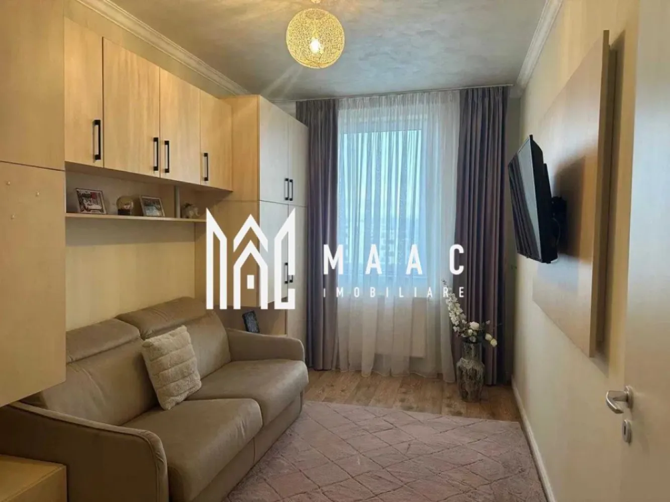 Penthouse I Decomandat 87 m²+Terasa 40 mp I Avantgarden 3 - MAAC Imobiliare vă propune spre închiriere un penthouse cu 3 camere decomandate, situat pe strada Regele Ferdinand, în zona Avangarden, o locație apreciată pentru accesul rapid către principalele căi de circulație din oraș și pentru proximitatea față de magazine, grădinițe și alte puncte de interes urban.

Locuința este amplasată într-un imobil dotat cu lift și oferă un spațiu generos, bine compartimentat, potrivit pentru persoanele care își doresc confort, lumină naturală și suprafețe ample. Apartamentul dispune de un living spațios integrat cu zonă de dining, bucătărie închisă delimitată prin pereți moderni din sticlă, dormitor matrimonial, două băi moderne, balcon pe o parte a locuinței și o terasă generoasă de 40 mp, ideală pentru relaxare sau activități în aer liber. Proprietatea include și o boxă pentru depozitare.

Compartimentare:
-Living generos cu zonă de dining
-Bucătărie închisă cu pereți de sticlă modernă
-Dormitor matrimonial
-2 băi moderne
-Balcon
-Terasă de 40 mp
-Boxă pentru depozitare

Dotări și facilități:
-Mașină de spălat
-Jacuzi
-Sistem de alarmă
-Dresing foarte modern
-Centrală proprie
-Supraveghere video
-Aragaz cu hotă
-Mobilier modern

Imobilul dispune de lift, iar proprietatea beneficiază de loc de parcare aferent.

Pentru mai multe detalii, vă rugăm să specificați telefonic că ați văzut anunțul cu numărul CP2973704.
