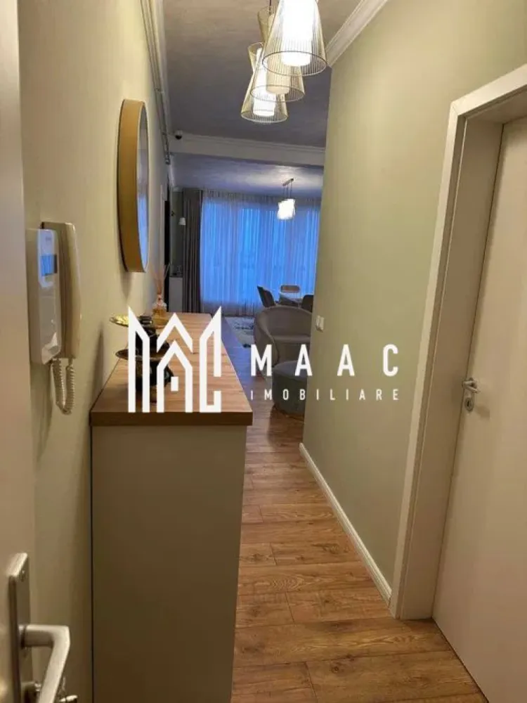 Penthouse I Decomandat 87 m²+Terasa 40 mp I Avantgarden 3 - MAAC Imobiliare vă propune spre închiriere un penthouse cu 3 camere decomandate, situat pe strada Regele Ferdinand, în zona Avangarden, o locație apreciată pentru accesul rapid către principalele căi de circulație din oraș și pentru proximitatea față de magazine, grădinițe și alte puncte de interes urban.

Locuința este amplasată într-un imobil dotat cu lift și oferă un spațiu generos, bine compartimentat, potrivit pentru persoanele care își doresc confort, lumină naturală și suprafețe ample. Apartamentul dispune de un living spațios integrat cu zonă de dining, bucătărie închisă delimitată prin pereți moderni din sticlă, dormitor matrimonial, două băi moderne, balcon pe o parte a locuinței și o terasă generoasă de 40 mp, ideală pentru relaxare sau activități în aer liber. Proprietatea include și o boxă pentru depozitare.

Compartimentare:
-Living generos cu zonă de dining
-Bucătărie închisă cu pereți de sticlă modernă
-Dormitor matrimonial
-2 băi moderne
-Balcon
-Terasă de 40 mp
-Boxă pentru depozitare

Dotări și facilități:
-Mașină de spălat
-Jacuzi
-Sistem de alarmă
-Dresing foarte modern
-Centrală proprie
-Supraveghere video
-Aragaz cu hotă
-Mobilier modern

Imobilul dispune de lift, iar proprietatea beneficiază de loc de parcare aferent.

Pentru mai multe detalii, vă rugăm să specificați telefonic că ați văzut anunțul cu numărul CP2973704.