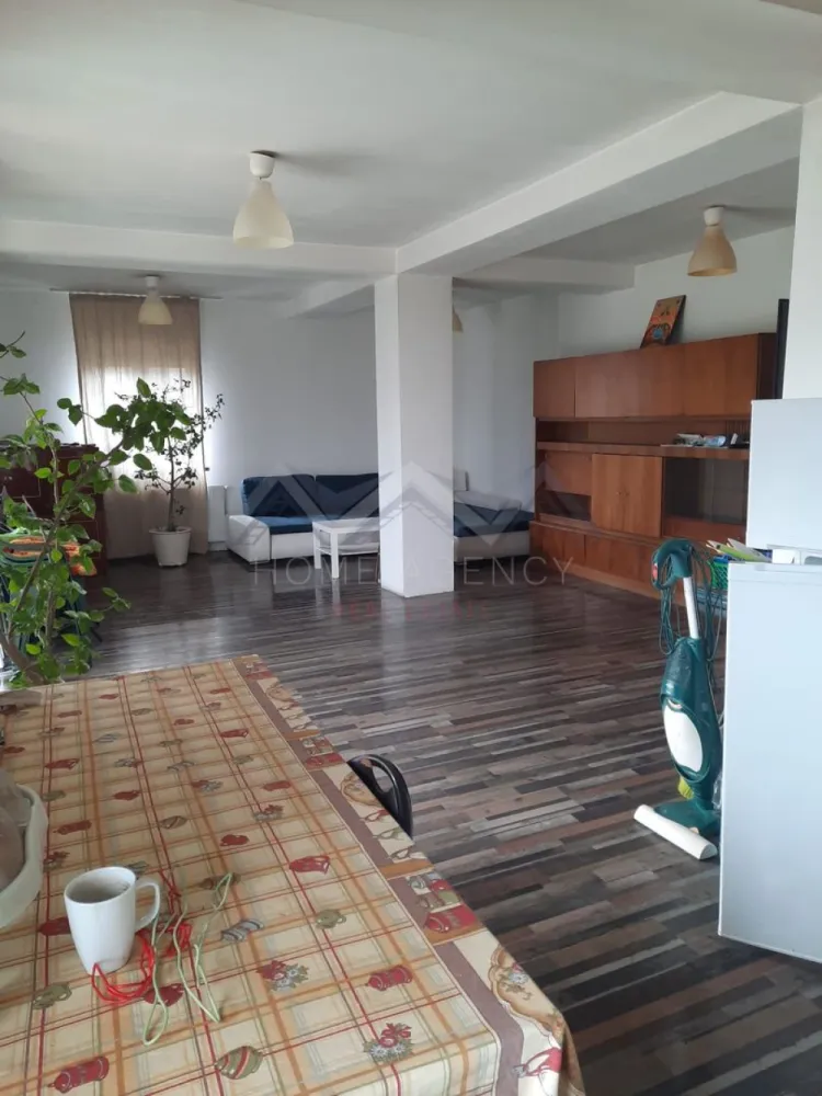 Vilă spațioasă cu 6 camere – Gruiu, Ilfov - Descoperă confortul unei locuințe elegante (semifinită), situată într-o zonă liniștită și verde, la doar câteva minute de Pădurea Snagov.

- Suprafață utilă: 156 mp
- Teren: 815 mp

Compartimentare:

- Living generos cu zonă de dining
- Bucătărie partial utilată
- 5 dormitoare luminoase
- 3 băi moderne
- Balcon cu vedere spre grădină