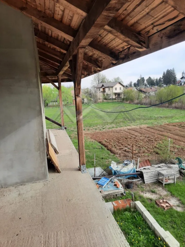 Vilă spațioasă cu 6 camere – Gruiu, Ilfov - Descoperă confortul unei locuințe elegante (semifinită), situată într-o zonă liniștită și verde, la doar câteva minute de Pădurea Snagov.

- Suprafață utilă: 156 mp
- Teren: 815 mp

Compartimentare:

- Living generos cu zonă de dining
- Bucătărie partial utilată
- 5 dormitoare luminoase
- 3 băi moderne
- Balcon cu vedere spre grădină