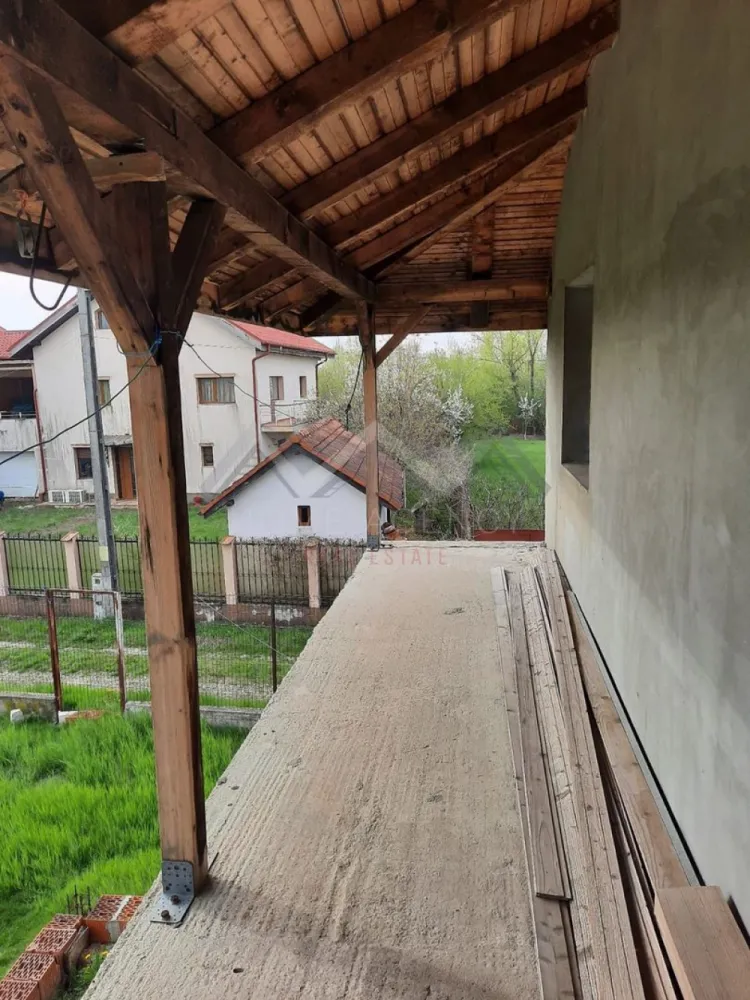 Vilă spațioasă cu 6 camere – Gruiu, Ilfov - Descoperă confortul unei locuințe elegante (semifinită), situată într-o zonă liniștită și verde, la doar câteva minute de Pădurea Snagov.

- Suprafață utilă: 156 mp
- Teren: 815 mp

Compartimentare:

- Living generos cu zonă de dining
- Bucătărie partial utilată
- 5 dormitoare luminoase
- 3 băi moderne
- Balcon cu vedere spre grădină