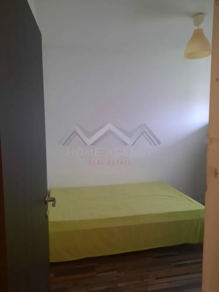 Vilă spațioasă cu 6 camere – Gruiu, Ilfov - Descoperă confortul unei locuințe elegante (semifinită), situată într-o zonă liniștită și verde, la doar câteva minute de Pădurea Snagov.

- Suprafață utilă: 156 mp
- Teren: 815 mp

Compartimentare:

- Living generos cu zonă de dining
- Bucătărie partial utilată
- 5 dormitoare luminoase
- 3 băi moderne
- Balcon cu vedere spre grădină
