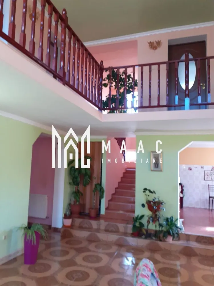 Casă spațioasă I 6 camere I Teren 845 mp I Zonă de Case I Priveliște Superbă - MAAC Imobiliare vă propune spre vânzare o proprietate deosebit de spațioasă, ideală pentru familiile care își doresc confort, lumină naturală și un ambient rezidențial de calitate, situata in Daia, la mai putin de 10 minute de Sibiu.

Parter – spațiu și funcționalitate
Living impresionant de 43,5 mp, cu înălțime pe două niveluri și deschidere spre etaj, oferind o atmosferă elegantă și aerisită.
Bucătărie de 12 mp, open-space, cu posibilitate de închidere.
Dormitor de 18 mp, potrivit ca birou, cameră de oaspeți sau dormitor principal.
Baie foarte spațioasă, 14 mp, modernă și confortabilă.
Etaj – zona de noapte bine organizată
3 dormitoare:
23 mp
18 mp
12,5 mp
Hol de 17 mp, cu perspectivă directă către living datorită deschiderii verticale – un detaliu arhitectural elegant și rar întâlnit.
Subsol – util și practic
Garaj de 20 mp, cu acces facil.
Spațiu tehnic de 13,5 mp, ce găzduiește centrala – ideal pentru depozitare și funcționalitate.

Exterior & teren
Teren generos: 845 mp
Curte complet amenajată, proprietate împrejmuită.
Amplasată într-o zonă de case foarte frumoasă, cu vecinătăți de calitate și acces facil.

Pentru detalii suplimentare, consultanță sau programarea unei vizionări, va rugăm să ne contactati specificand ID: CP2831966.