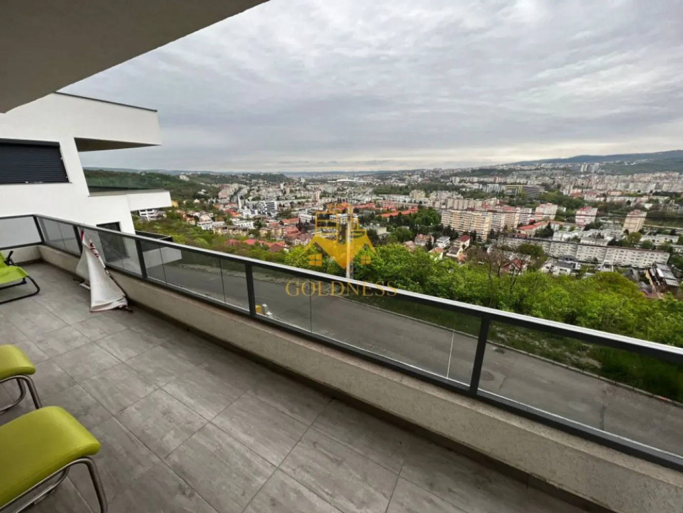 Penthouse 4 camere, Garaj, Modern, Padurea Hoia, Grigorescu - GOLDNESS Imobiliare vă propune spre închiriere un apartament cu 4 camere complet mobilat și utilat, in cartierul Grigorescu. 
Dispune de parcare in garaj!

Apartamentul este compartimentat astfel:
 - 3 dormitoare cu pat matrimonial, dressing, noptiere
 - living cu bucatarie open-space complet utilată, canapea extensibla, loc de servit masa 
 - 2 bai, dintre care o baie cu cabina de dus, calorifer port prosop inox și dulap pentru depozitare si una cu jacuzzi.
 - terasa de 12 mp+ terasa deasupra imobilului foarte spatioasa si cu view superb asupra orasului

Imobilul este dotat cu toate cele necesare- centrală proprie, frigider, aragaz, hotă, mașină de spălat haine, AC, etc. 

Dacă sunteți interesați de acest apartament și doriți să îl vizionați, dar și pentru alte oferte nu ezitați să ne contactați telefonic sau prin e-mail. Vă stăm la dispoziție!
Pentru intermediere se percepe un comision de 50% din prețul chiriei!