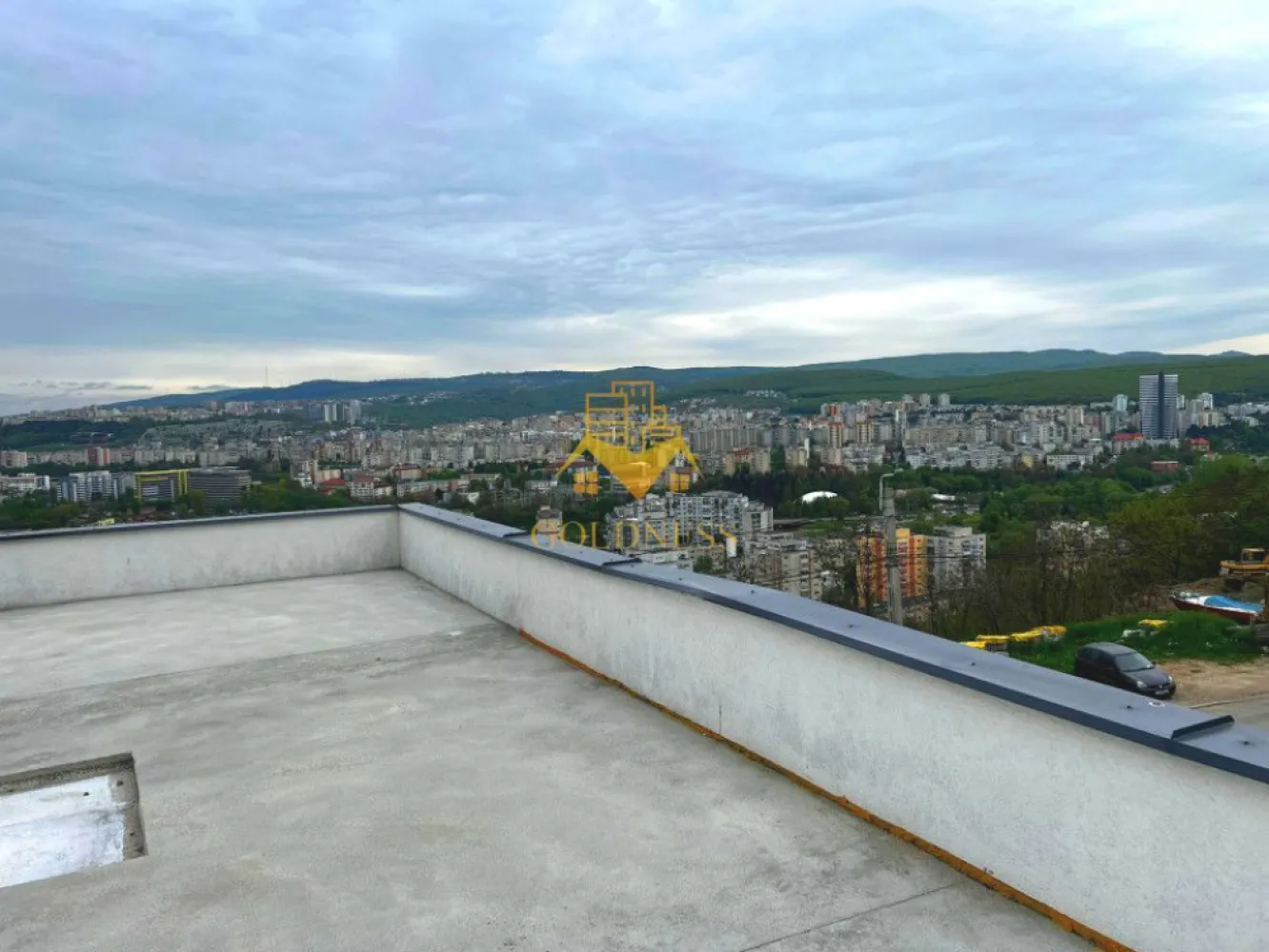 Penthouse 4 camere, Garaj, Modern, Padurea Hoia, Grigorescu - GOLDNESS Imobiliare vă propune spre închiriere un apartament cu 4 camere complet mobilat și utilat, in cartierul Grigorescu. 
Dispune de parcare in garaj!

Apartamentul este compartimentat astfel:
 - 3 dormitoare cu pat matrimonial, dressing, noptiere
 - living cu bucatarie open-space complet utilată, canapea extensibla, loc de servit masa 
 - 2 bai, dintre care o baie cu cabina de dus, calorifer port prosop inox și dulap pentru depozitare si una cu jacuzzi.
 - terasa de 12 mp+ terasa deasupra imobilului foarte spatioasa si cu view superb asupra orasului

Imobilul este dotat cu toate cele necesare- centrală proprie, frigider, aragaz, hotă, mașină de spălat haine, AC, etc. 

Dacă sunteți interesați de acest apartament și doriți să îl vizionați, dar și pentru alte oferte nu ezitați să ne contactați telefonic sau prin e-mail. Vă stăm la dispoziție!
Pentru intermediere se percepe un comision de 50% din prețul chiriei!