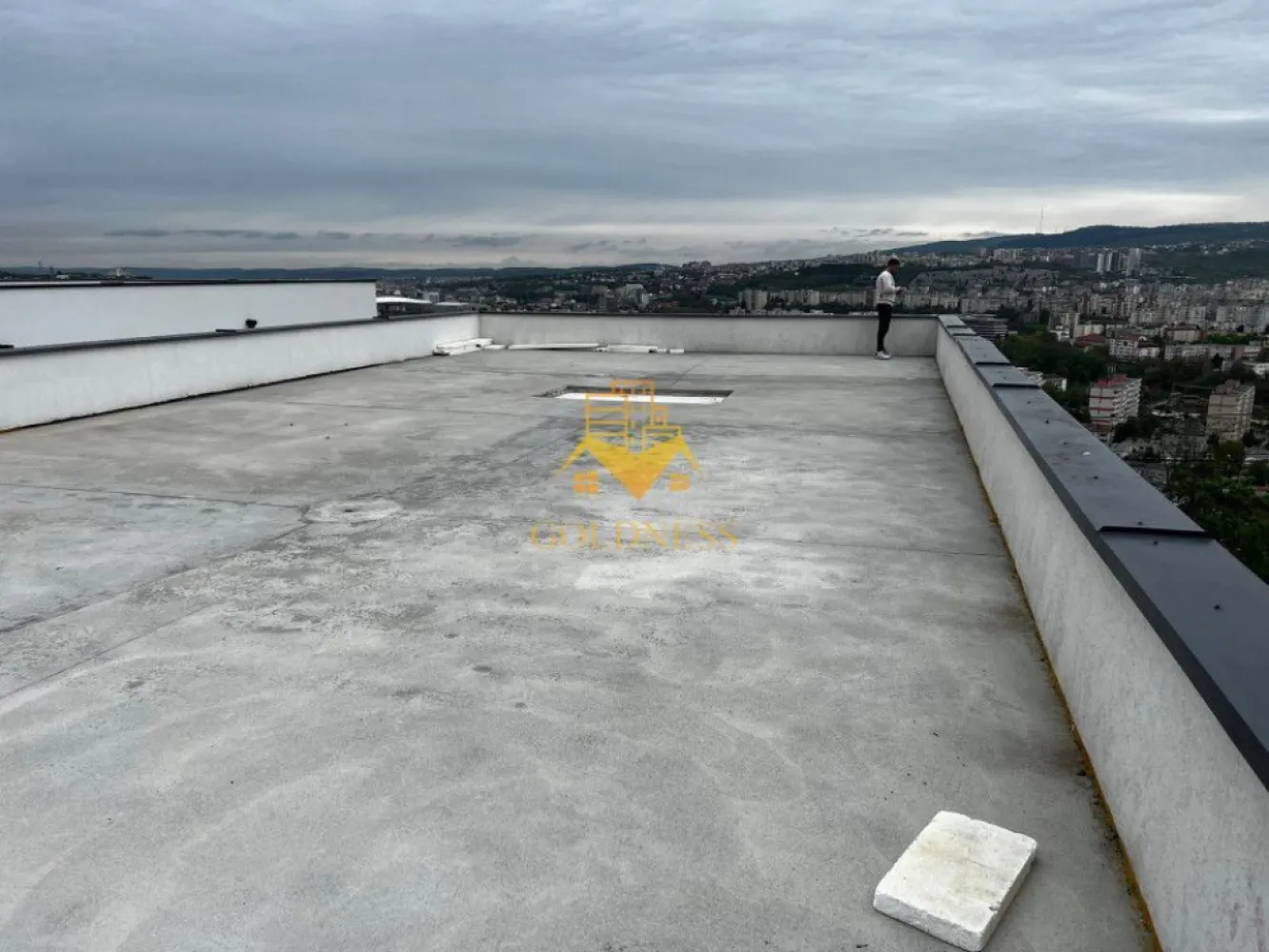Penthouse 4 camere, Garaj, Modern, Padurea Hoia, Grigorescu - GOLDNESS Imobiliare vă propune spre închiriere un apartament cu 4 camere complet mobilat și utilat, in cartierul Grigorescu. 
Dispune de parcare in garaj!

Apartamentul este compartimentat astfel:
 - 3 dormitoare cu pat matrimonial, dressing, noptiere
 - living cu bucatarie open-space complet utilată, canapea extensibla, loc de servit masa 
 - 2 bai, dintre care o baie cu cabina de dus, calorifer port prosop inox și dulap pentru depozitare si una cu jacuzzi.
 - terasa de 12 mp+ terasa deasupra imobilului foarte spatioasa si cu view superb asupra orasului

Imobilul este dotat cu toate cele necesare- centrală proprie, frigider, aragaz, hotă, mașină de spălat haine, AC, etc. 

Dacă sunteți interesați de acest apartament și doriți să îl vizionați, dar și pentru alte oferte nu ezitați să ne contactați telefonic sau prin e-mail. Vă stăm la dispoziție!
Pentru intermediere se percepe un comision de 50% din prețul chiriei!