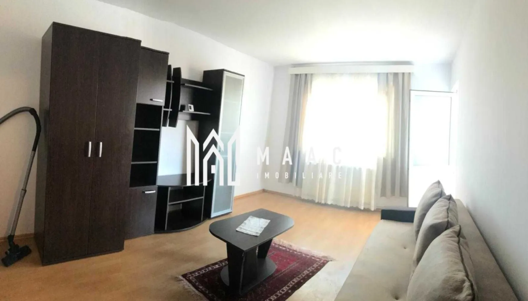 Apartament 2 camere | Balcon | Etaj 3 | Strand - Apartament 2 camere de închiriat Sibiu – 54 mp – balcon – etaj 3 – cartierul Ștrand

MAAC Imobiliare vă propune spre închiriere un apartament cu 2 camere situat în cartierul Ștrand din Sibiu, la etajul 3 al unui imobil construit între 1977 și 1990.
Detalii apartament

Suprafață utilă: 54 mp
Etaj: 3

Compartimentare:

living luminos
dormitor
bucătărie
baie
balcon cu vedere spre oraș
Blocul este izolat termic, iar balconul este închis, ceea ce contribuie la cheltuieli reduse de întreținere.

Avantaje locație

Apartamentul este situat în cartierul Ștrand, aproape de:
Parcul Sub Arini
Complexul Studențesc Sibiu
restaurante, cafenele și magazine
stații de transport public

Pentru mai multe informații sau pentru a programa o vizionare, nu ezitați să ne contactați, specificand ID: CP2974066