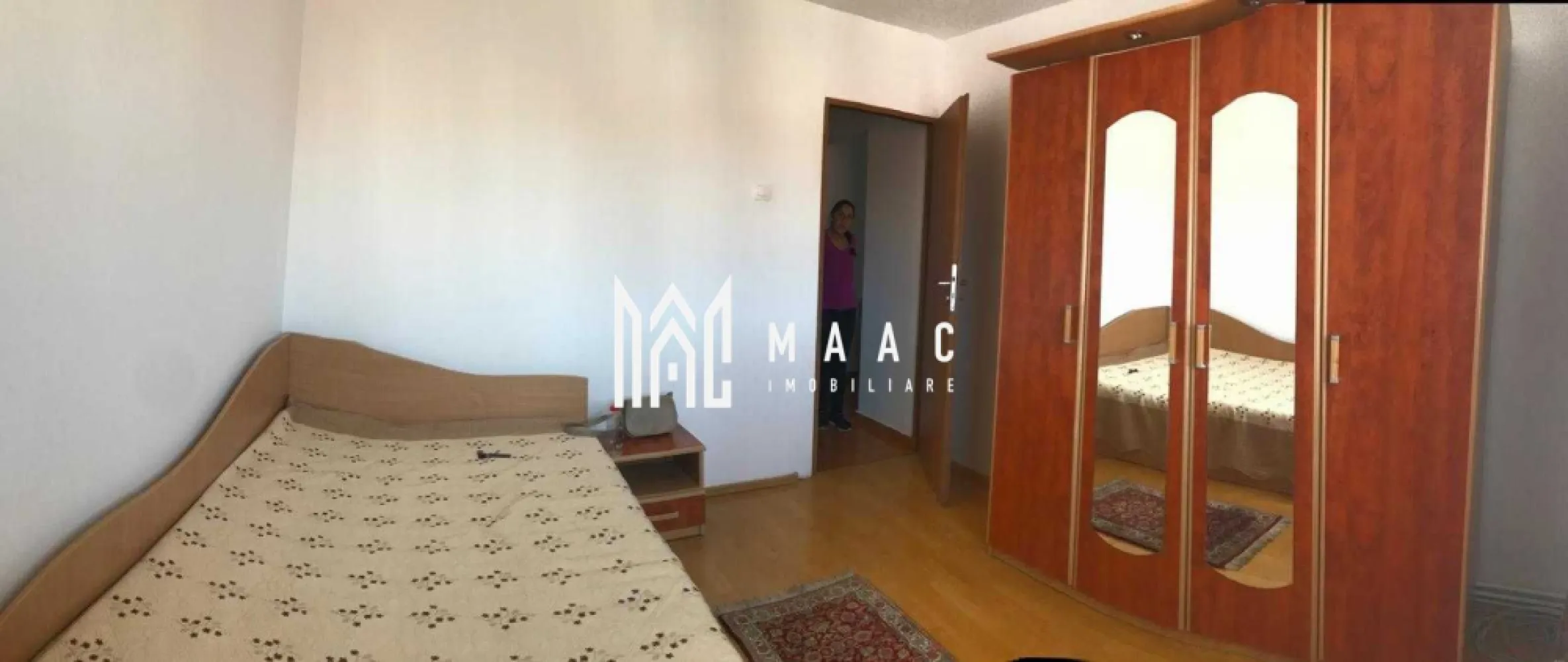 Apartament 2 camere | Balcon | Etaj 3 | Strand - Apartament 2 camere de închiriat Sibiu – 54 mp – balcon – etaj 3 – cartierul Ștrand

MAAC Imobiliare vă propune spre închiriere un apartament cu 2 camere situat în cartierul Ștrand din Sibiu, la etajul 3 al unui imobil construit între 1977 și 1990.
Detalii apartament

Suprafață utilă: 54 mp
Etaj: 3

Compartimentare:

living luminos
dormitor
bucătărie
baie
balcon cu vedere spre oraș
Blocul este izolat termic, iar balconul este închis, ceea ce contribuie la cheltuieli reduse de întreținere.

Avantaje locație

Apartamentul este situat în cartierul Ștrand, aproape de:
Parcul Sub Arini
Complexul Studențesc Sibiu
restaurante, cafenele și magazine
stații de transport public

Pentru mai multe informații sau pentru a programa o vizionare, nu ezitați să ne contactați, specificand ID: CP2974066