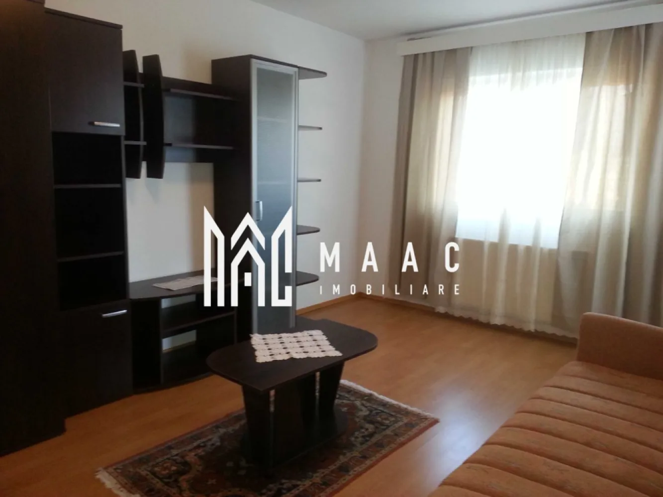 Apartament 2 camere | Balcon | Etaj 3 | Strand - Apartament 2 camere de închiriat Sibiu – 54 mp – balcon – etaj 3 – cartierul Ștrand

MAAC Imobiliare vă propune spre închiriere un apartament cu 2 camere situat în cartierul Ștrand din Sibiu, la etajul 3 al unui imobil construit între 1977 și 1990.
Detalii apartament

Suprafață utilă: 54 mp
Etaj: 3

Compartimentare:

living luminos
dormitor
bucătărie
baie
balcon cu vedere spre oraș
Blocul este izolat termic, iar balconul este închis, ceea ce contribuie la cheltuieli reduse de întreținere.

Avantaje locație

Apartamentul este situat în cartierul Ștrand, aproape de:
Parcul Sub Arini
Complexul Studențesc Sibiu
restaurante, cafenele și magazine
stații de transport public

Pentru mai multe informații sau pentru a programa o vizionare, nu ezitați să ne contactați, specificand ID: CP2974066
