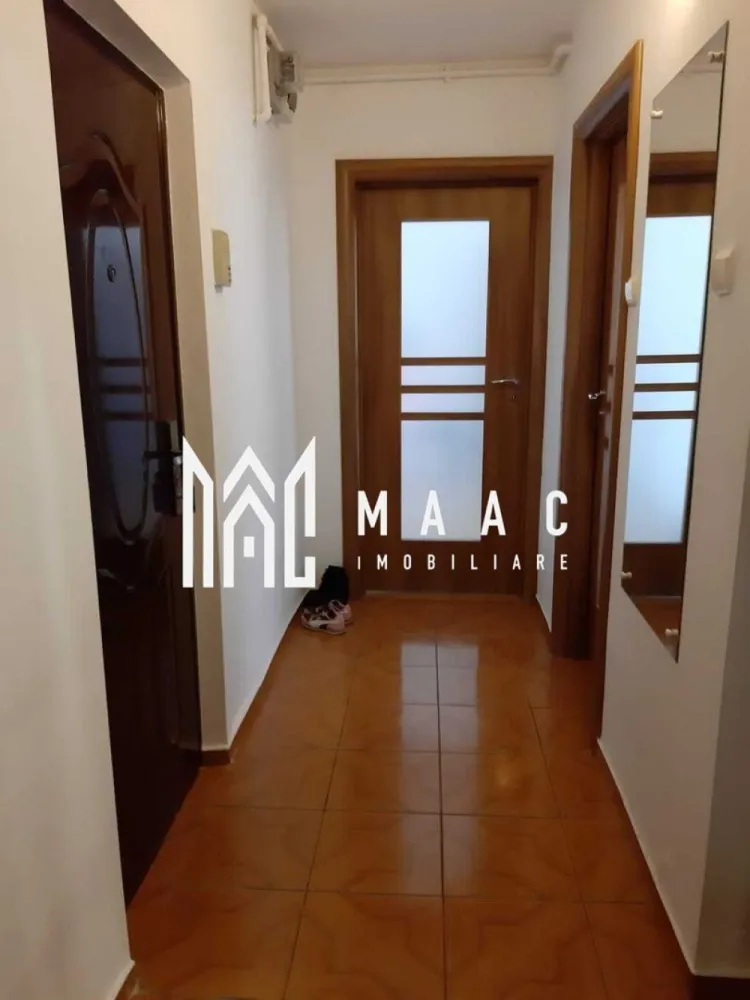 Apartament 2 camere | Balcon | Etaj 3 | Strand - Apartament 2 camere de închiriat Sibiu – 54 mp – balcon – etaj 3 – cartierul Ștrand

MAAC Imobiliare vă propune spre închiriere un apartament cu 2 camere situat în cartierul Ștrand din Sibiu, la etajul 3 al unui imobil construit între 1977 și 1990.
Detalii apartament

Suprafață utilă: 54 mp
Etaj: 3

Compartimentare:

living luminos
dormitor
bucătărie
baie
balcon cu vedere spre oraș
Blocul este izolat termic, iar balconul este închis, ceea ce contribuie la cheltuieli reduse de întreținere.

Avantaje locație

Apartamentul este situat în cartierul Ștrand, aproape de:
Parcul Sub Arini
Complexul Studențesc Sibiu
restaurante, cafenele și magazine
stații de transport public

Pentru mai multe informații sau pentru a programa o vizionare, nu ezitați să ne contactați, specificand ID: CP2974066