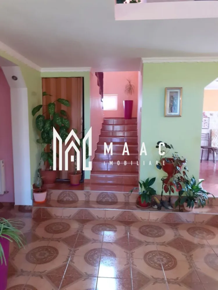 Casă spațioasă I 6 camere I Teren 845 mp I Zonă de Case I Priveliște Superbă - MAAC Imobiliare vă propune spre vânzare o proprietate deosebit de spațioasă, ideală pentru familiile care își doresc confort, lumină naturală și un ambient rezidențial de calitate, situata in Daia, la mai putin de 10 minute de Sibiu.

Parter – spațiu și funcționalitate
Living impresionant de 43,5 mp, cu înălțime pe două niveluri și deschidere spre etaj, oferind o atmosferă elegantă și aerisită.
Bucătărie de 12 mp, open-space, cu posibilitate de închidere.
Dormitor de 18 mp, potrivit ca birou, cameră de oaspeți sau dormitor principal.
Baie foarte spațioasă, 14 mp, modernă și confortabilă.
Etaj – zona de noapte bine organizată
3 dormitoare:
23 mp
18 mp
12,5 mp
Hol de 17 mp, cu perspectivă directă către living datorită deschiderii verticale – un detaliu arhitectural elegant și rar întâlnit.
Subsol – util și practic
Garaj de 20 mp, cu acces facil.
Spațiu tehnic de 13,5 mp, ce găzduiește centrala – ideal pentru depozitare și funcționalitate.

Exterior & teren
Teren generos: 845 mp
Curte complet amenajată, proprietate împrejmuită.
Amplasată într-o zonă de case foarte frumoasă, cu vecinătăți de calitate și acces facil.

Pentru detalii suplimentare, consultanță sau programarea unei vizionări, va rugăm să ne contactati specificand ID: CP2831966.