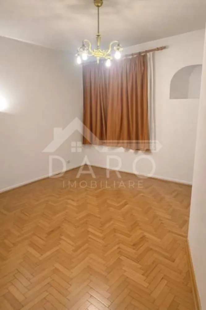 🏡 Apartament 3 camere decomandat | 65 mp | Tudor – zona Fortuna - 🏡 Apartament 3 camere decomandat | 65 mp | Tudor – zona Fortuna
Se oferă spre vânzare un apartament spațios și bine compartimentat, situat pe Strada Moldovei, în cartierul Tudor – zona Fortuna, o zonă foarte căutată datorită liniștii și accesului rapid către toate facilitățile orașului.
📐 Suprafață utilă: 65 mp + balcon
🏢 Etaj: 4 din 4
✔ bloc izolat termic
✔ acoperiș izolat, cu garanție pentru lucrările efectuate
🏠 Compartimentare:
✔ living spațios
✔ 2 dormitoare luminoase
✔ bucătărie separată
✔ cămară pentru depozitare
✔ baie
✔ hol lung și generos
✔ balcon închis și izolat termic
✨ Dotări și finisaje:
✔ parchet din lemn masiv
✔ gresie și faianță
✔ geamuri termopan
✔ centrală termică proprie
✔ aer condiționat
✔ sistem de alarmă
✔ apartament bine întreținut
🌳 Apartamentul este situat într-o zonă liniștită, cu multă verdeață, ideală pentru familii sau pentru investiție.
📍 Facilități în apropiere:
✔ stații de autobuz
✔ școli și grădinițe
✔ magazine
✔ zone verzi și spații de relaxare
💎 Datorită compartimentării decomandate și a zonei foarte bune, apartamentul este ideal atât pentru locuință, cât și pentru investiție.
🤝 Proprietate promovată prin DARO Imobiliare
💳 Dacă dorești să achiziționezi această proprietate prin credit, prin Kiwi Finance beneficiezi de:
✔ analiză GRATUITĂ a eligibilității
✔ oferte de finanțare de la peste 12 bănci
✔ negocierea dobânzii în favoarea ta
✔ suport complet până la semnarea contractului de credit
📞 Detalii și vizionări:
Coman Maria – DARO Imobiliare & Kiwi Finance
📱 0749 535 729