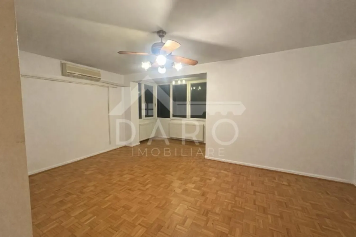 🏡 Apartament 3 camere decomandat | 65 mp | Tudor – zona Fortuna - 🏡 Apartament 3 camere decomandat | 65 mp | Tudor – zona Fortuna
Se oferă spre vânzare un apartament spațios și bine compartimentat, situat pe Strada Moldovei, în cartierul Tudor – zona Fortuna, o zonă foarte căutată datorită liniștii și accesului rapid către toate facilitățile orașului.
📐 Suprafață utilă: 65 mp + balcon
🏢 Etaj: 4 din 4
✔ bloc izolat termic
✔ acoperiș izolat, cu garanție pentru lucrările efectuate
🏠 Compartimentare:
✔ living spațios
✔ 2 dormitoare luminoase
✔ bucătărie separată
✔ cămară pentru depozitare
✔ baie
✔ hol lung și generos
✔ balcon închis și izolat termic
✨ Dotări și finisaje:
✔ parchet din lemn masiv
✔ gresie și faianță
✔ geamuri termopan
✔ centrală termică proprie
✔ aer condiționat
✔ sistem de alarmă
✔ apartament bine întreținut
🌳 Apartamentul este situat într-o zonă liniștită, cu multă verdeață, ideală pentru familii sau pentru investiție.
📍 Facilități în apropiere:
✔ stații de autobuz
✔ școli și grădinițe
✔ magazine
✔ zone verzi și spații de relaxare
💎 Datorită compartimentării decomandate și a zonei foarte bune, apartamentul este ideal atât pentru locuință, cât și pentru investiție.
🤝 Proprietate promovată prin DARO Imobiliare
💳 Dacă dorești să achiziționezi această proprietate prin credit, prin Kiwi Finance beneficiezi de:
✔ analiză GRATUITĂ a eligibilității
✔ oferte de finanțare de la peste 12 bănci
✔ negocierea dobânzii în favoarea ta
✔ suport complet până la semnarea contractului de credit
📞 Detalii și vizionări:
Coman Maria – DARO Imobiliare & Kiwi Finance
📱 0749 535 729