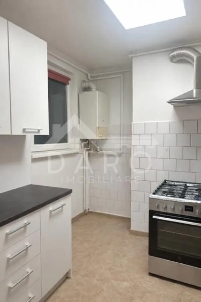 🏡 Apartament 3 camere decomandat | 65 mp | Tudor – zona Fortuna - 🏡 Apartament 3 camere decomandat | 65 mp | Tudor – zona Fortuna
Se oferă spre vânzare un apartament spațios și bine compartimentat, situat pe Strada Moldovei, în cartierul Tudor – zona Fortuna, o zonă foarte căutată datorită liniștii și accesului rapid către toate facilitățile orașului.
📐 Suprafață utilă: 65 mp + balcon
🏢 Etaj: 4 din 4
✔ bloc izolat termic
✔ acoperiș izolat, cu garanție pentru lucrările efectuate
🏠 Compartimentare:
✔ living spațios
✔ 2 dormitoare luminoase
✔ bucătărie separată
✔ cămară pentru depozitare
✔ baie
✔ hol lung și generos
✔ balcon închis și izolat termic
✨ Dotări și finisaje:
✔ parchet din lemn masiv
✔ gresie și faianță
✔ geamuri termopan
✔ centrală termică proprie
✔ aer condiționat
✔ sistem de alarmă
✔ apartament bine întreținut
🌳 Apartamentul este situat într-o zonă liniștită, cu multă verdeață, ideală pentru familii sau pentru investiție.
📍 Facilități în apropiere:
✔ stații de autobuz
✔ școli și grădinițe
✔ magazine
✔ zone verzi și spații de relaxare
💎 Datorită compartimentării decomandate și a zonei foarte bune, apartamentul este ideal atât pentru locuință, cât și pentru investiție.
🤝 Proprietate promovată prin DARO Imobiliare
💳 Dacă dorești să achiziționezi această proprietate prin credit, prin Kiwi Finance beneficiezi de:
✔ analiză GRATUITĂ a eligibilității
✔ oferte de finanțare de la peste 12 bănci
✔ negocierea dobânzii în favoarea ta
✔ suport complet până la semnarea contractului de credit
📞 Detalii și vizionări:
Coman Maria – DARO Imobiliare & Kiwi Finance
📱 0749 535 729
