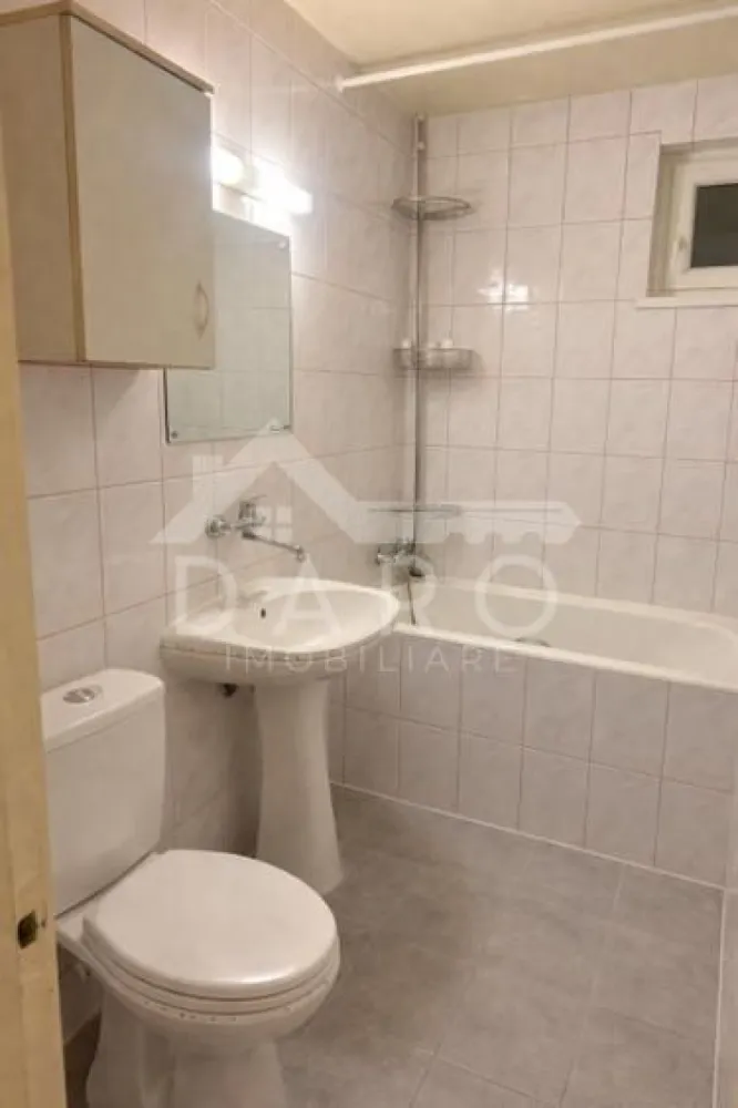 🏡 Apartament 3 camere decomandat | 65 mp | Tudor – zona Fortuna - 🏡 Apartament 3 camere decomandat | 65 mp | Tudor – zona Fortuna
Se oferă spre vânzare un apartament spațios și bine compartimentat, situat pe Strada Moldovei, în cartierul Tudor – zona Fortuna, o zonă foarte căutată datorită liniștii și accesului rapid către toate facilitățile orașului.
📐 Suprafață utilă: 65 mp + balcon
🏢 Etaj: 4 din 4
✔ bloc izolat termic
✔ acoperiș izolat, cu garanție pentru lucrările efectuate
🏠 Compartimentare:
✔ living spațios
✔ 2 dormitoare luminoase
✔ bucătărie separată
✔ cămară pentru depozitare
✔ baie
✔ hol lung și generos
✔ balcon închis și izolat termic
✨ Dotări și finisaje:
✔ parchet din lemn masiv
✔ gresie și faianță
✔ geamuri termopan
✔ centrală termică proprie
✔ aer condiționat
✔ sistem de alarmă
✔ apartament bine întreținut
🌳 Apartamentul este situat într-o zonă liniștită, cu multă verdeață, ideală pentru familii sau pentru investiție.
📍 Facilități în apropiere:
✔ stații de autobuz
✔ școli și grădinițe
✔ magazine
✔ zone verzi și spații de relaxare
💎 Datorită compartimentării decomandate și a zonei foarte bune, apartamentul este ideal atât pentru locuință, cât și pentru investiție.
🤝 Proprietate promovată prin DARO Imobiliare
💳 Dacă dorești să achiziționezi această proprietate prin credit, prin Kiwi Finance beneficiezi de:
✔ analiză GRATUITĂ a eligibilității
✔ oferte de finanțare de la peste 12 bănci
✔ negocierea dobânzii în favoarea ta
✔ suport complet până la semnarea contractului de credit
📞 Detalii și vizionări:
Coman Maria – DARO Imobiliare & Kiwi Finance
📱 0749 535 729