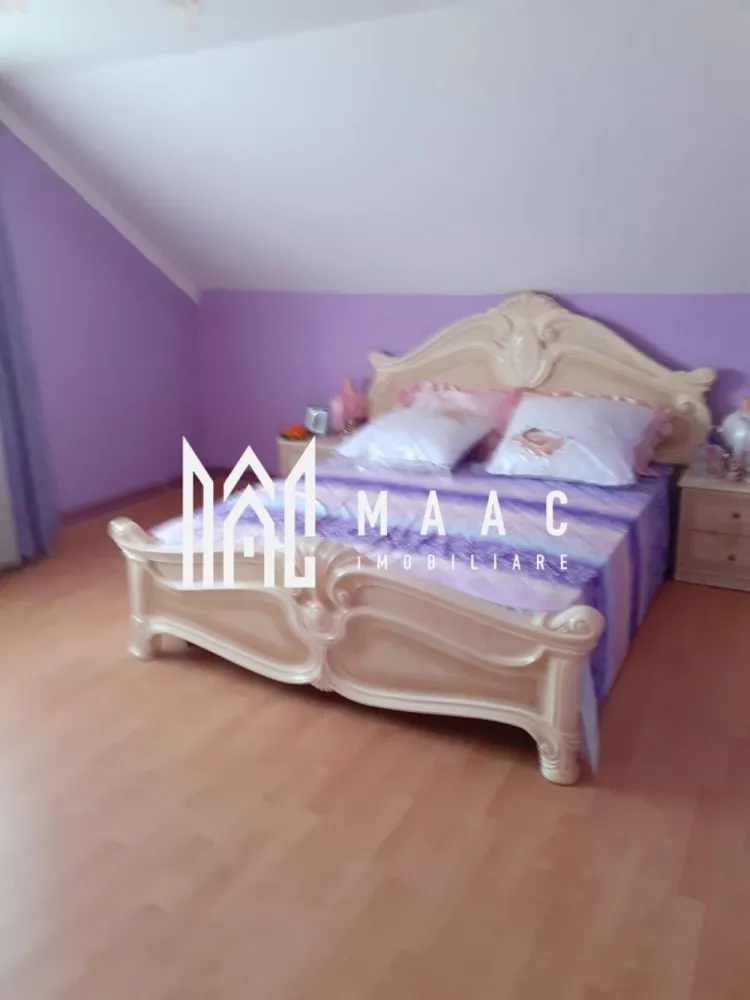 Casă spațioasă I 6 camere I Teren 845 mp I Zonă de Case I Priveliște Superbă - MAAC Imobiliare vă propune spre vânzare o proprietate deosebit de spațioasă, ideală pentru familiile care își doresc confort, lumină naturală și un ambient rezidențial de calitate, situata in Daia, la mai putin de 10 minute de Sibiu.

Parter – spațiu și funcționalitate
Living impresionant de 43,5 mp, cu înălțime pe două niveluri și deschidere spre etaj, oferind o atmosferă elegantă și aerisită.
Bucătărie de 12 mp, open-space, cu posibilitate de închidere.
Dormitor de 18 mp, potrivit ca birou, cameră de oaspeți sau dormitor principal.
Baie foarte spațioasă, 14 mp, modernă și confortabilă.
Etaj – zona de noapte bine organizată
3 dormitoare:
23 mp
18 mp
12,5 mp
Hol de 17 mp, cu perspectivă directă către living datorită deschiderii verticale – un detaliu arhitectural elegant și rar întâlnit.
Subsol – util și practic
Garaj de 20 mp, cu acces facil.
Spațiu tehnic de 13,5 mp, ce găzduiește centrala – ideal pentru depozitare și funcționalitate.

Exterior & teren
Teren generos: 845 mp
Curte complet amenajată, proprietate împrejmuită.
Amplasată într-o zonă de case foarte frumoasă, cu vecinătăți de calitate și acces facil.

Pentru detalii suplimentare, consultanță sau programarea unei vizionări, va rugăm să ne contactati specificand ID: CP2831966.