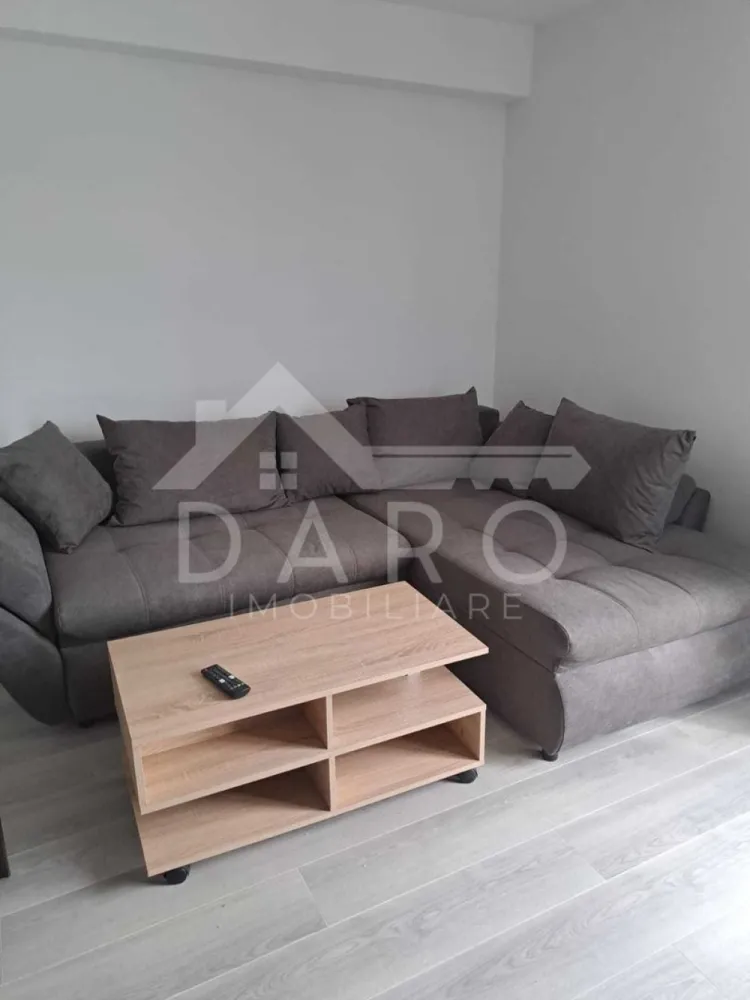 Apartment cu 2 camere de inchiriat zona Unirii - AMA Residence - 🏡 De închiriat apartament 2 camere | AMA Residence – Unirii | Bloc nou
Se oferă spre închiriere un apartament modern cu 2 camere, situat în zona Unirii – AMA Residence, într-un bloc nou construit în 2025. Apartamentul este complet mobilat și utilat, amenajat cu mobilier modern și finisaje de calitate, fiind ideal pentru cei care își doresc confort și un spațiu elegant.
💰 Chirie: 450 € / lună (negociabil)
📐 Suprafață utilă: 58 mp
🏢 Etaj: 3
✔ apartament decomandat
✔ parcare acoperită inclusă
✨ Interiorul apartamentului oferă:
✔ living spațios și luminos, mobilat modern
✔ dormitor matrimonial confortabil
✔ bucătărie complet mobilată și utilată
✔ baie renovată complet, dotată cu cadă
✔ balcon cu acces din living, cu priveliște deschisă către zona verde
🔹 Dotări și electrocasnice:
✔ TV flat screen
✔ plită electrică
✔ cuptor electric
✔ cuptor cu microunde
✔ mobilier nou și spații generoase de depozitare
✔ finisaje moderne și pardoseli de calitate
📍 Avantaje locație:
✔ zonă rezidențială liniștită – Unirii
✔ aproape de magazine, transport public și puncte de interes
✔ bloc nou, cu vecini liniștiți
🔑 Apartamentul este gata pentru mutare imediată și se dorește închirierea pe termen lung.
🤝 Proprietate promovată prin DARO Imobiliare
💳 Dacă în viitor doriți să cumpărați o proprietate, prin Kiwi Finance vă putem ajuta cu obținerea creditului:
✔ analiză GRATUITĂ a eligibilității
✔ oferte de finanțare de la peste 12 bănci
✔ negocierea dobânzii în favoarea dumneavoastră
✔ suport complet până la semnarea contractului
📞 Detalii și vizionări:
Coman Maria – DARO Imobiliare & Kiwi Finance
📱 0749 535 729