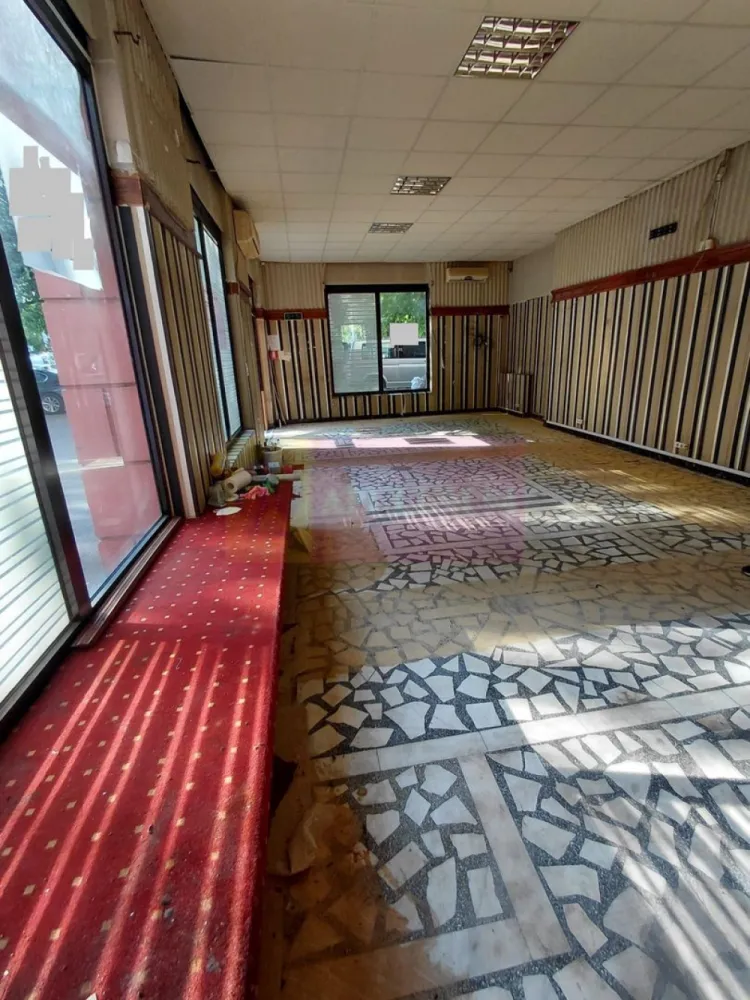 Basarabia spatiu comercial stradal - Va oferim spre ichiriere un spatiu comercial pe bd Basarabia, parter+mezanin, cu o suprafata de: parter 73.86mp+mezanin31.59mp=105.45mp, cu usa de acces prin spate pentru marfa, vitrina de 12ml, 4 vitrine, pe colt, cu trafic pietonal intens, ideal pentru orice tip de activitate.
Pentru detalii si vizionari contactati agentul Dona Camelia 0733683461.