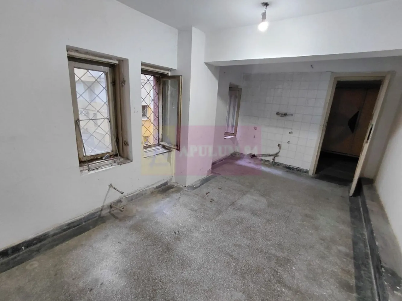 Basarabia spatiu comercial stradal - Va oferim spre ichiriere un spatiu comercial pe bd Basarabia, parter+mezanin, cu o suprafata de: parter 73.86mp+mezanin31.59mp=105.45mp, cu usa de acces prin spate pentru marfa, vitrina de 12ml, 4 vitrine, pe colt, cu trafic pietonal intens, ideal pentru orice tip de activitate.
Pentru detalii si vizionari contactati agentul Dona Camelia 0733683461.