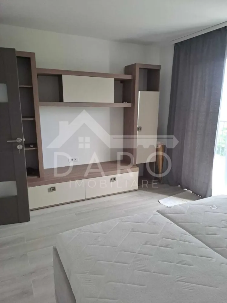 Apartment cu 2 camere de inchiriat zona Unirii - AMA Residence - 🏡 De închiriat apartament 2 camere | AMA Residence – Unirii | Bloc nou
Se oferă spre închiriere un apartament modern cu 2 camere, situat în zona Unirii – AMA Residence, într-un bloc nou construit în 2025. Apartamentul este complet mobilat și utilat, amenajat cu mobilier modern și finisaje de calitate, fiind ideal pentru cei care își doresc confort și un spațiu elegant.
💰 Chirie: 450 € / lună (negociabil)
📐 Suprafață utilă: 58 mp
🏢 Etaj: 3
✔ apartament decomandat
✔ parcare acoperită inclusă
✨ Interiorul apartamentului oferă:
✔ living spațios și luminos, mobilat modern
✔ dormitor matrimonial confortabil
✔ bucătărie complet mobilată și utilată
✔ baie renovată complet, dotată cu cadă
✔ balcon cu acces din living, cu priveliște deschisă către zona verde
🔹 Dotări și electrocasnice:
✔ TV flat screen
✔ plită electrică
✔ cuptor electric
✔ cuptor cu microunde
✔ mobilier nou și spații generoase de depozitare
✔ finisaje moderne și pardoseli de calitate
📍 Avantaje locație:
✔ zonă rezidențială liniștită – Unirii
✔ aproape de magazine, transport public și puncte de interes
✔ bloc nou, cu vecini liniștiți
🔑 Apartamentul este gata pentru mutare imediată și se dorește închirierea pe termen lung.
🤝 Proprietate promovată prin DARO Imobiliare
💳 Dacă în viitor doriți să cumpărați o proprietate, prin Kiwi Finance vă putem ajuta cu obținerea creditului:
✔ analiză GRATUITĂ a eligibilității
✔ oferte de finanțare de la peste 12 bănci
✔ negocierea dobânzii în favoarea dumneavoastră
✔ suport complet până la semnarea contractului
📞 Detalii și vizionări:
Coman Maria – DARO Imobiliare & Kiwi Finance
📱 0749 535 729