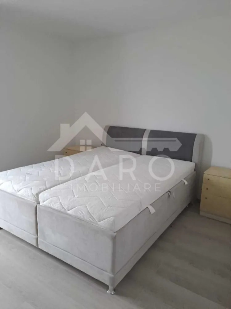 Apartment cu 2 camere de inchiriat zona Unirii - AMA Residence - 🏡 De închiriat apartament 2 camere | AMA Residence – Unirii | Bloc nou
Se oferă spre închiriere un apartament modern cu 2 camere, situat în zona Unirii – AMA Residence, într-un bloc nou construit în 2025. Apartamentul este complet mobilat și utilat, amenajat cu mobilier modern și finisaje de calitate, fiind ideal pentru cei care își doresc confort și un spațiu elegant.
💰 Chirie: 450 € / lună (negociabil)
📐 Suprafață utilă: 58 mp
🏢 Etaj: 3
✔ apartament decomandat
✔ parcare acoperită inclusă
✨ Interiorul apartamentului oferă:
✔ living spațios și luminos, mobilat modern
✔ dormitor matrimonial confortabil
✔ bucătărie complet mobilată și utilată
✔ baie renovată complet, dotată cu cadă
✔ balcon cu acces din living, cu priveliște deschisă către zona verde
🔹 Dotări și electrocasnice:
✔ TV flat screen
✔ plită electrică
✔ cuptor electric
✔ cuptor cu microunde
✔ mobilier nou și spații generoase de depozitare
✔ finisaje moderne și pardoseli de calitate
📍 Avantaje locație:
✔ zonă rezidențială liniștită – Unirii
✔ aproape de magazine, transport public și puncte de interes
✔ bloc nou, cu vecini liniștiți
🔑 Apartamentul este gata pentru mutare imediată și se dorește închirierea pe termen lung.
🤝 Proprietate promovată prin DARO Imobiliare
💳 Dacă în viitor doriți să cumpărați o proprietate, prin Kiwi Finance vă putem ajuta cu obținerea creditului:
✔ analiză GRATUITĂ a eligibilității
✔ oferte de finanțare de la peste 12 bănci
✔ negocierea dobânzii în favoarea dumneavoastră
✔ suport complet până la semnarea contractului
📞 Detalii și vizionări:
Coman Maria – DARO Imobiliare & Kiwi Finance
📱 0749 535 729